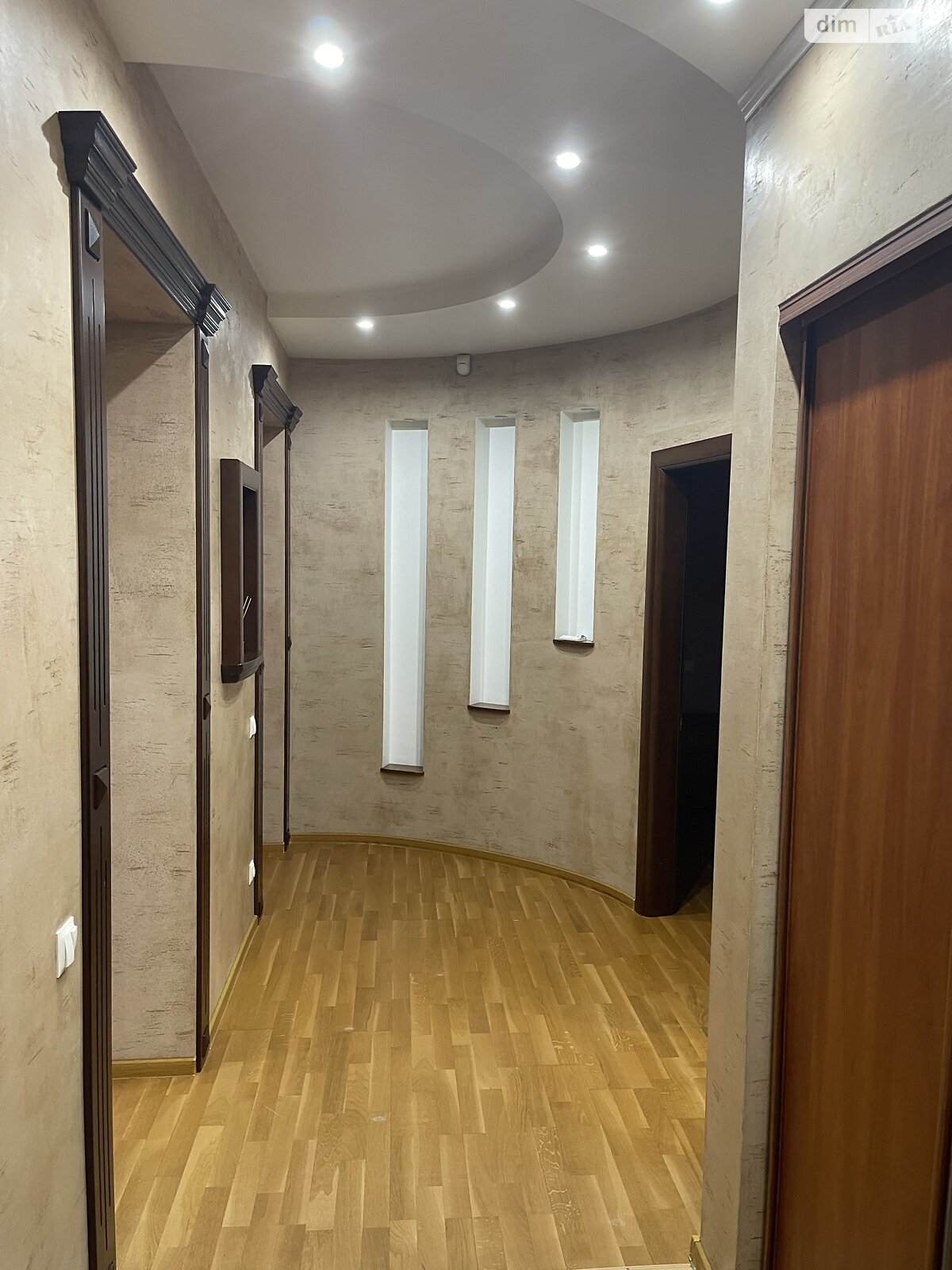 трехкомнатная квартира в Запорожье, район Шевченковский, на ул. Брюллова в аренду на долгий срок помесячно фото 1 трехкомнатная квартира в Запорожье, район Шевченковский, на ул. Брюллова в аренду на долгий срок помесячно фото 1
