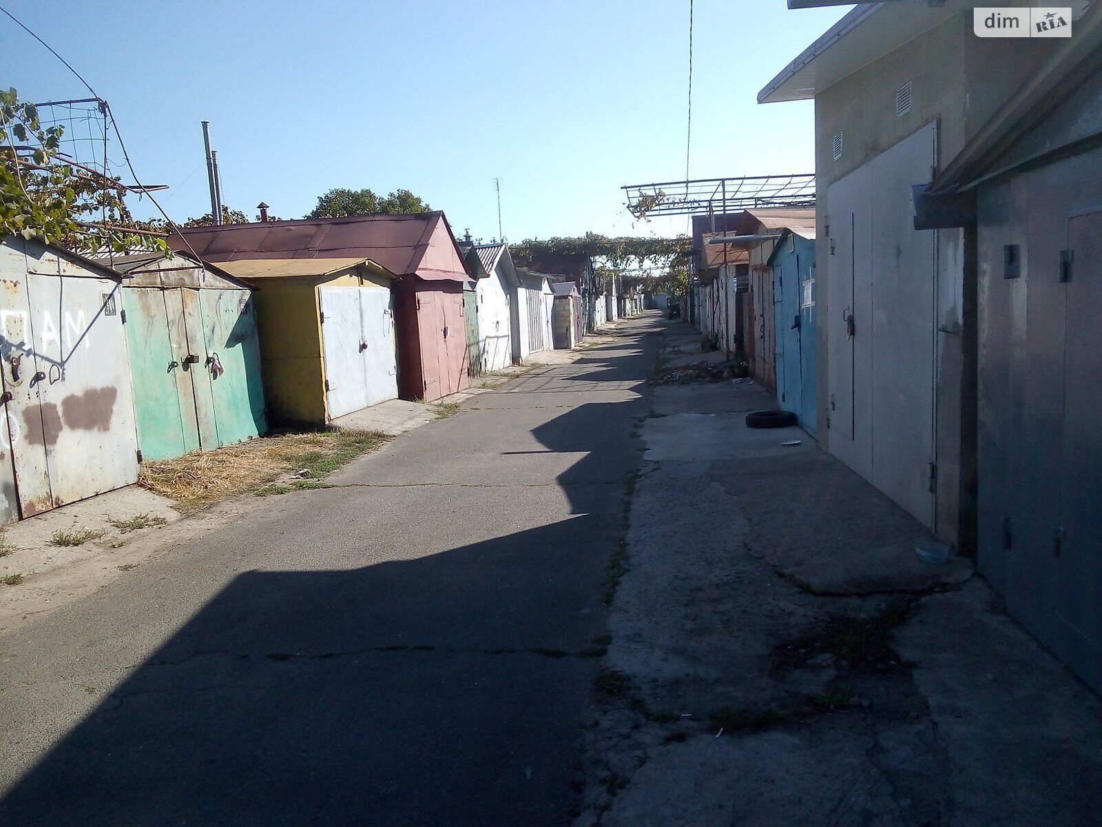 Место в гаражном кооперативе под легковое авто в Черноморске, площадь 18 кв.м. фото 1 Место в гаражном кооперативе под легковое авто в Черноморске, площадь 18 кв.м. фото 1