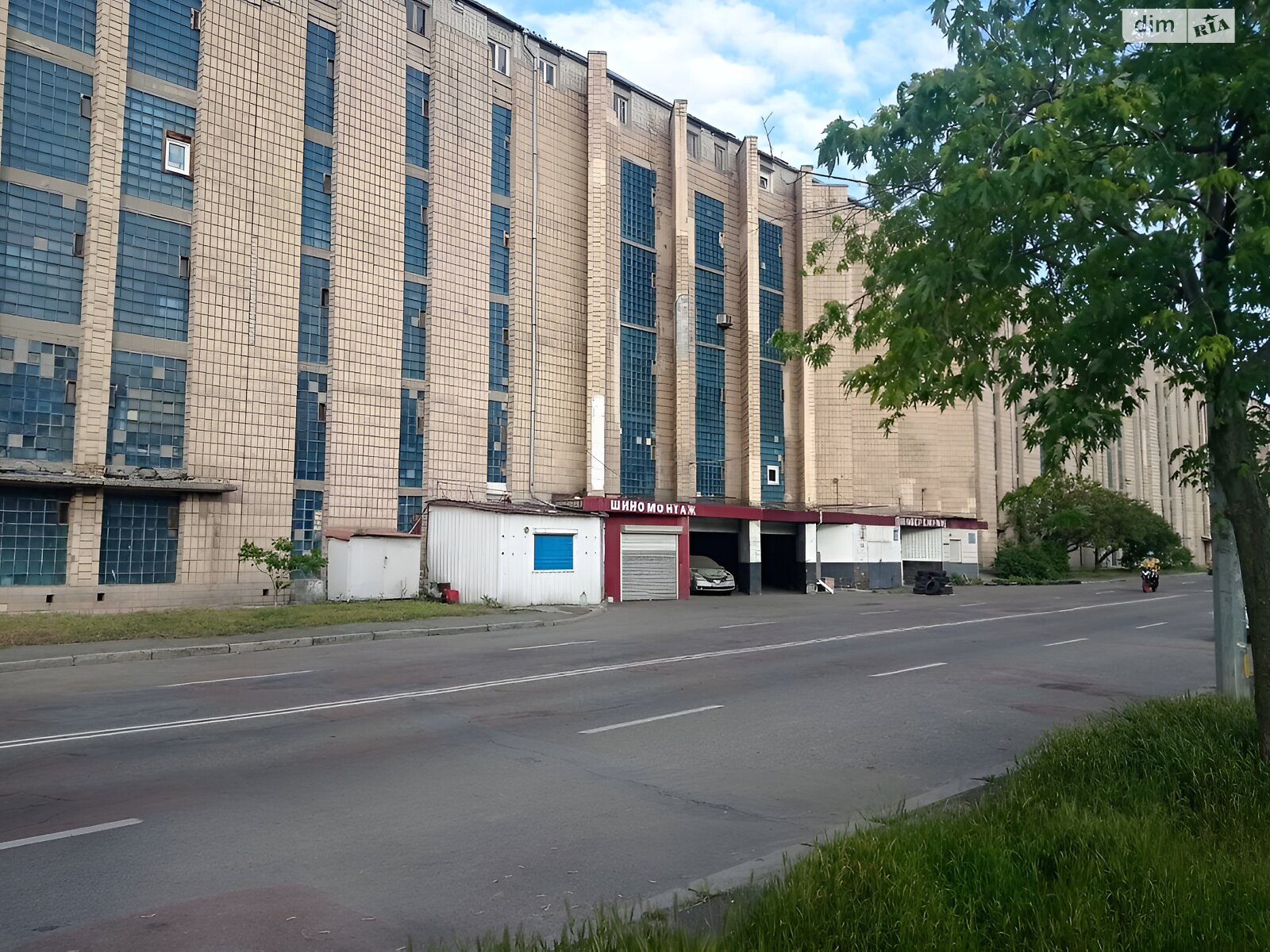 Место в гаражном кооперативе под легковое авто в Киеве, площадь 20 кв.м. фото 1 Место в гаражном кооперативе под легковое авто в Киеве, площадь 20 кв.м. фото 1