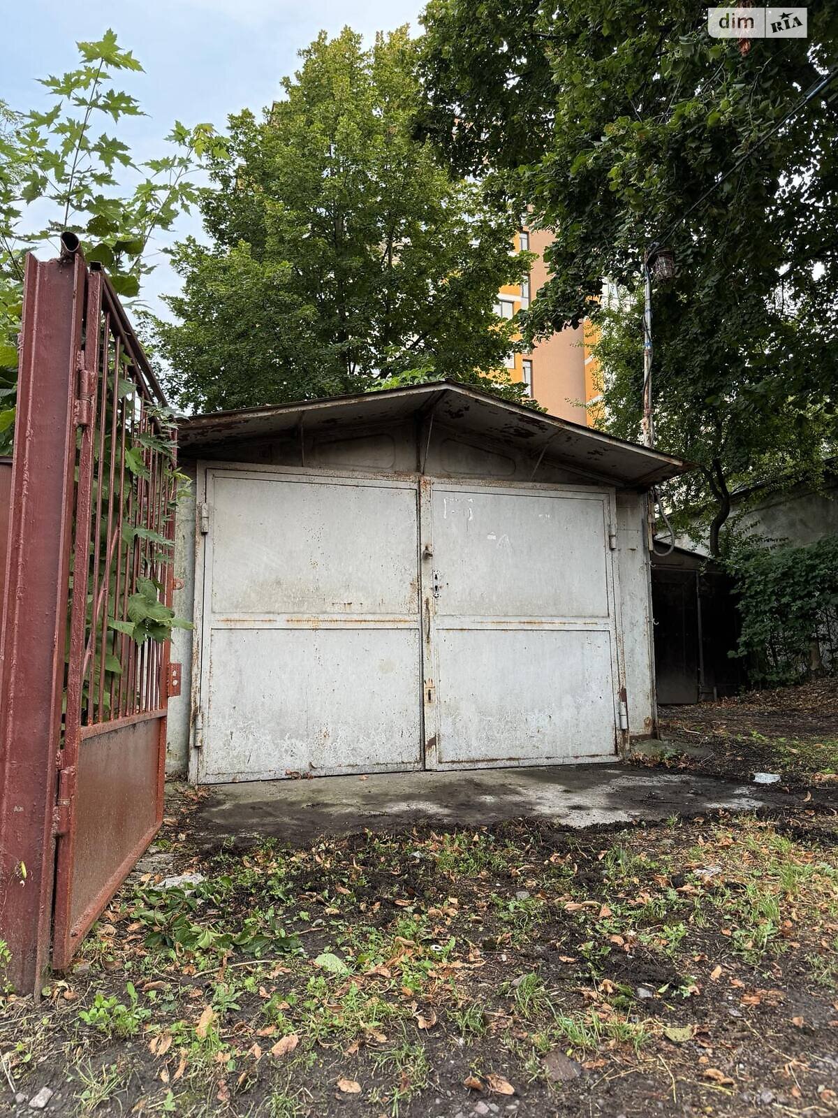 Місце в гаражному кооперативі під легкове авто в Львові, площа 21 кв.м. фото 1 Місце в гаражному кооперативі під легкове авто в Львові, площа 21 кв.м. фото 1