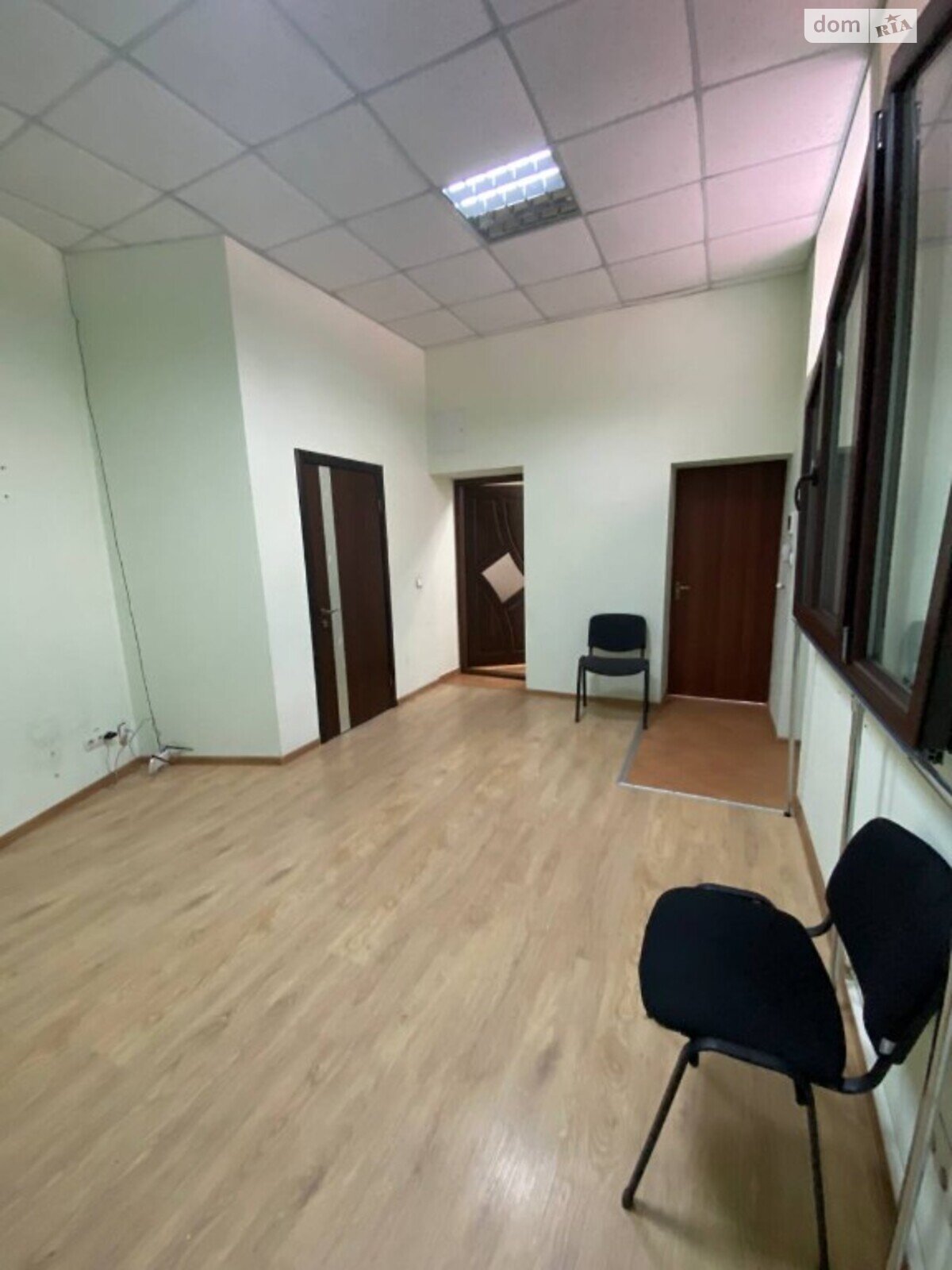 Аренда офисного помещения в Черновцах, Главная улица 55, помещений - 3, этаж - 1 фото 1