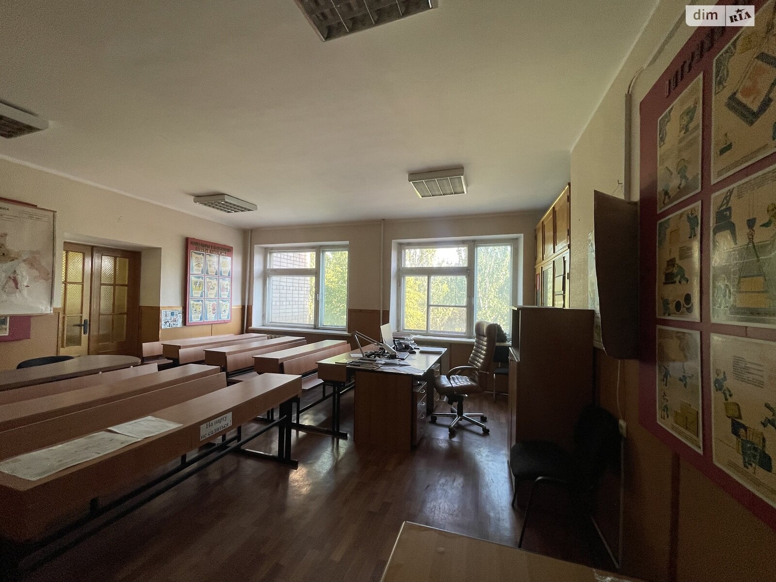 Аренда офисного помещения в Днепре, Амур-Гавань улица 11, помещений - 20, этаж - 3 фото 1 Аренда офисного помещения в Днепре, Амур-Гавань улица 11, помещений - 20, этаж - 3 фото 1