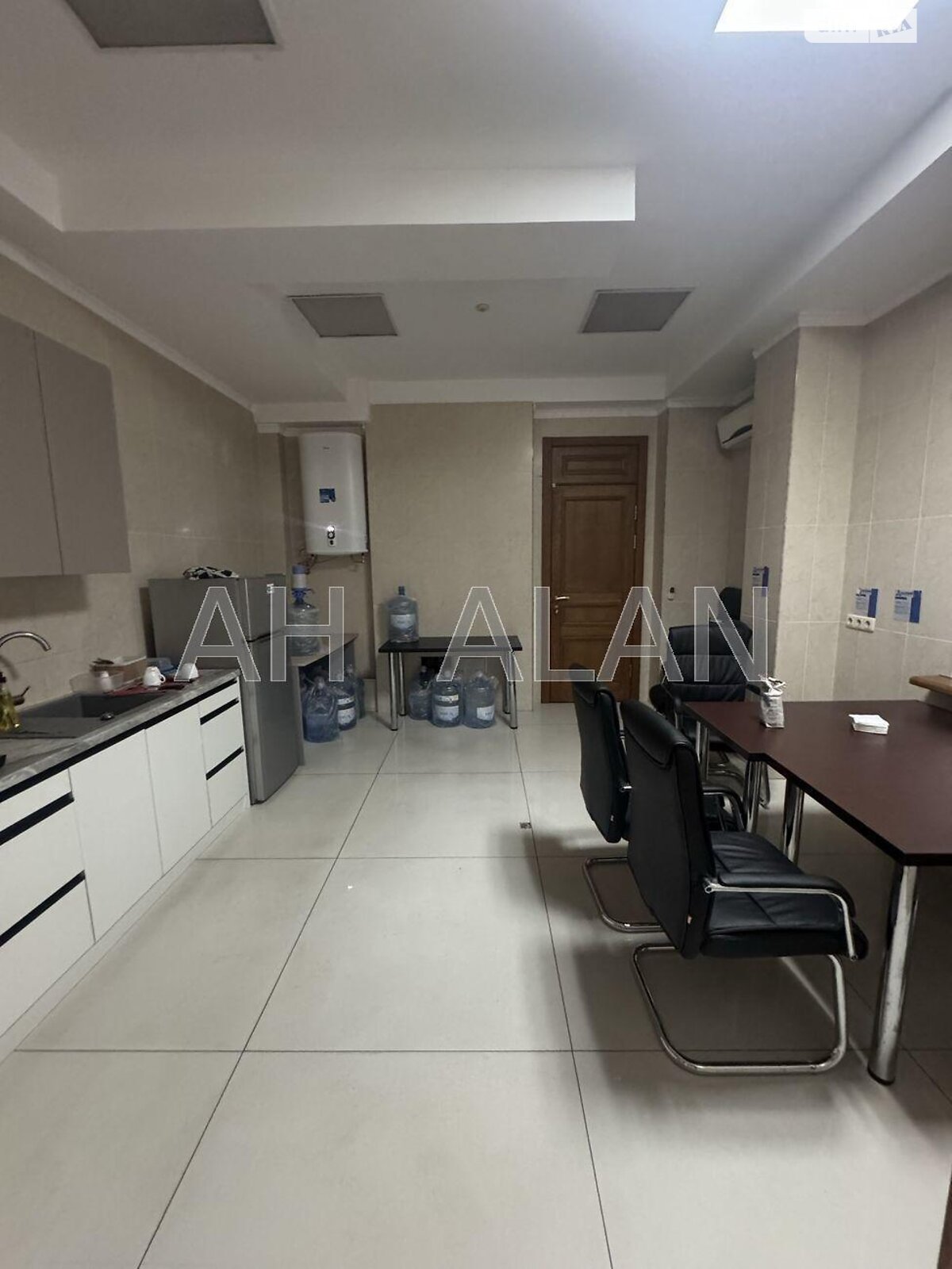 Аренда офисного помещения в Киеве, Жилянская улица, помещений - 22, этаж - 1 фото 1 Аренда офисного помещения в Киеве, Жилянская улица, помещений - 22, этаж - 1 фото 1