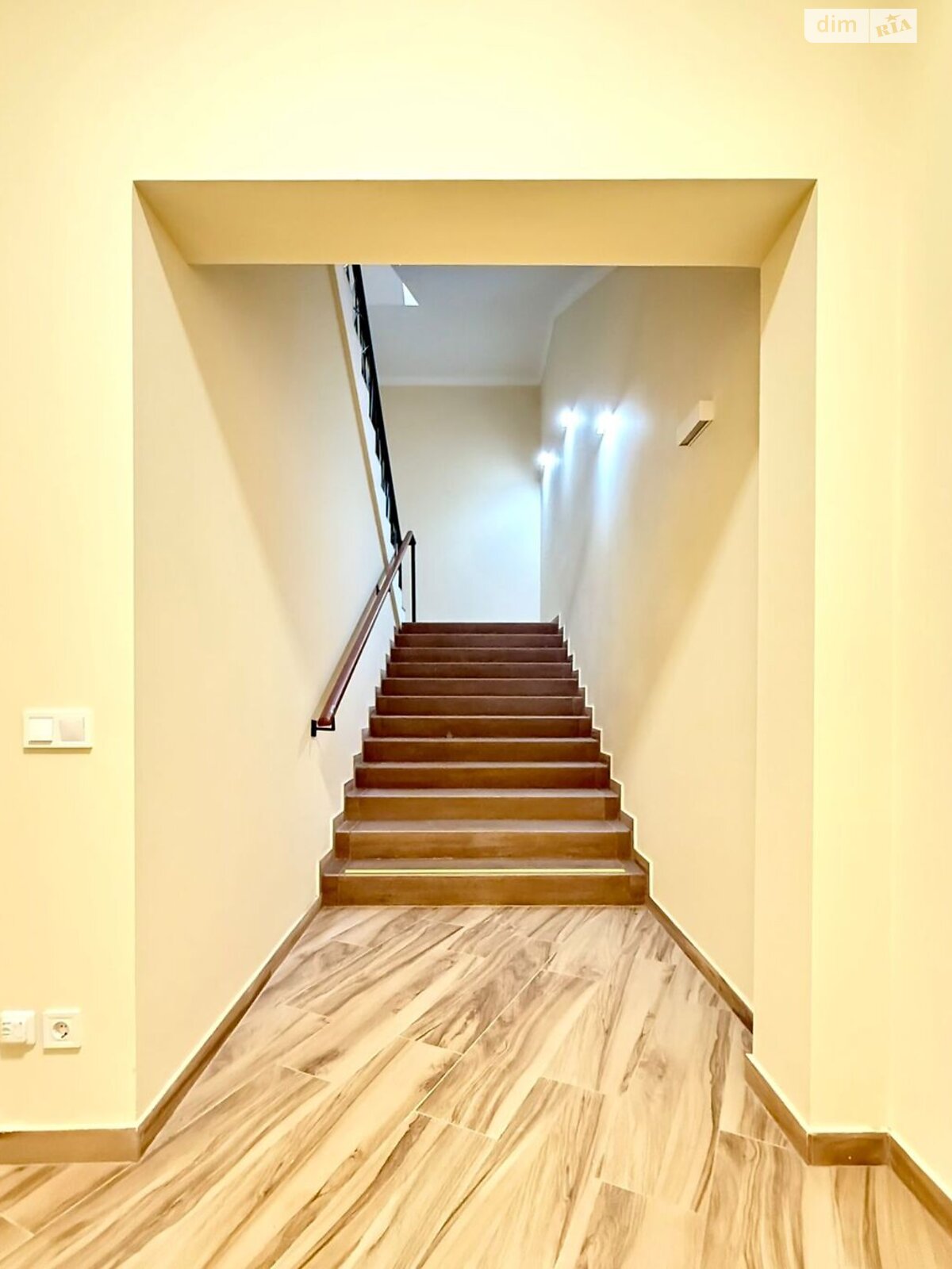 Аренда офисного помещения в Киеве, Андреевский спуск 11А, помещений -, этаж - 1 фото 1