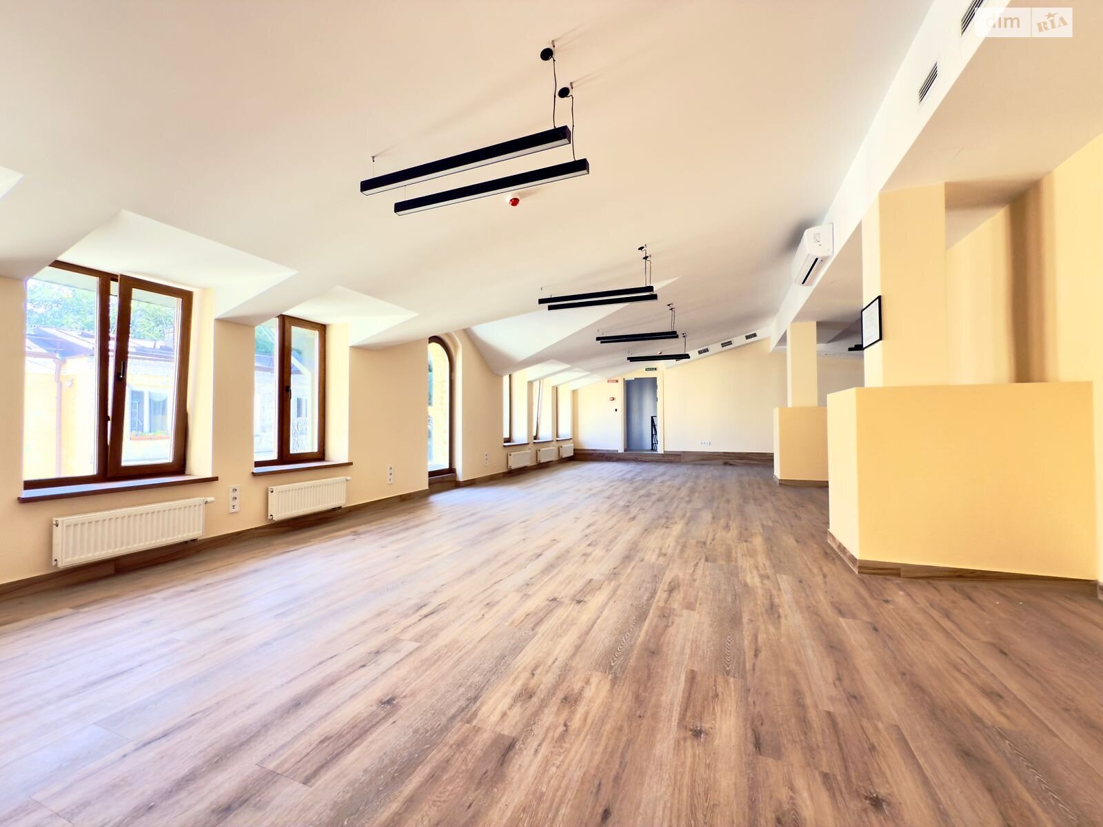 Аренда офисного помещения в Киеве, Андреевский спуск 11А, помещений -, этаж - 1 фото 1