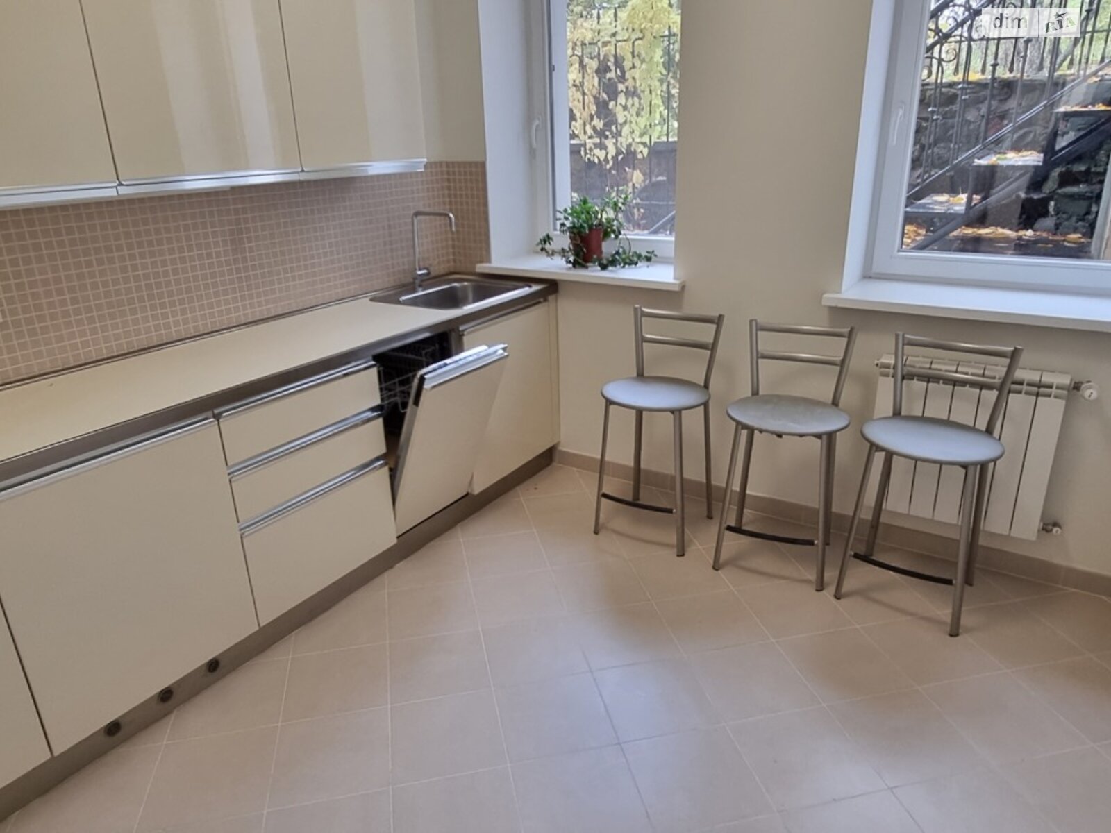 Оренда офісного приміщення в Києві, Омелютинська (Сєдовців) вулиця 22, приміщень - 10, поверх - 1 фото 1 Оренда офісного приміщення в Києві, Омелютинська (Сєдовців) вулиця 22, приміщень - 10, поверх - 1 фото 1