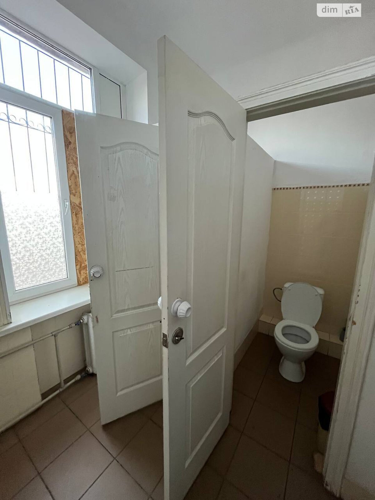 Аренда офисного помещения в Кривом Роге, Церковная (Калиниченко) улица 3, помещений - 10, этаж - 1 фото 1