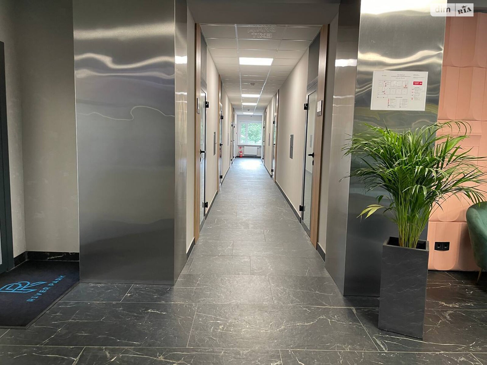 Аренда офисного помещения в Луцке, Набережная улица 4, помещений - 1, этаж - 1 фото 1