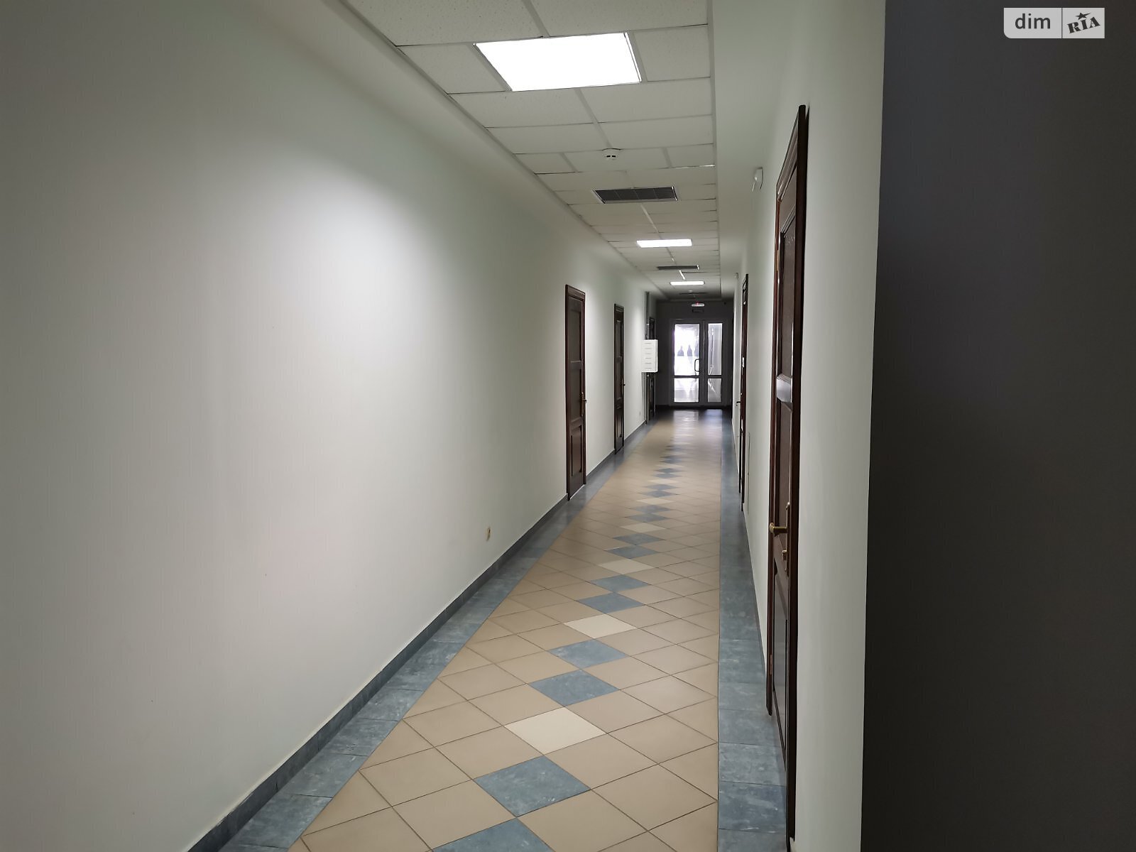 Аренда офисного помещения в Львове, Хмельницкого Богдана улица 200, помещений - 2, этаж - 3 фото 1 Аренда офисного помещения в Львове, Хмельницкого Богдана улица 200, помещений - 2, этаж - 3 фото 1