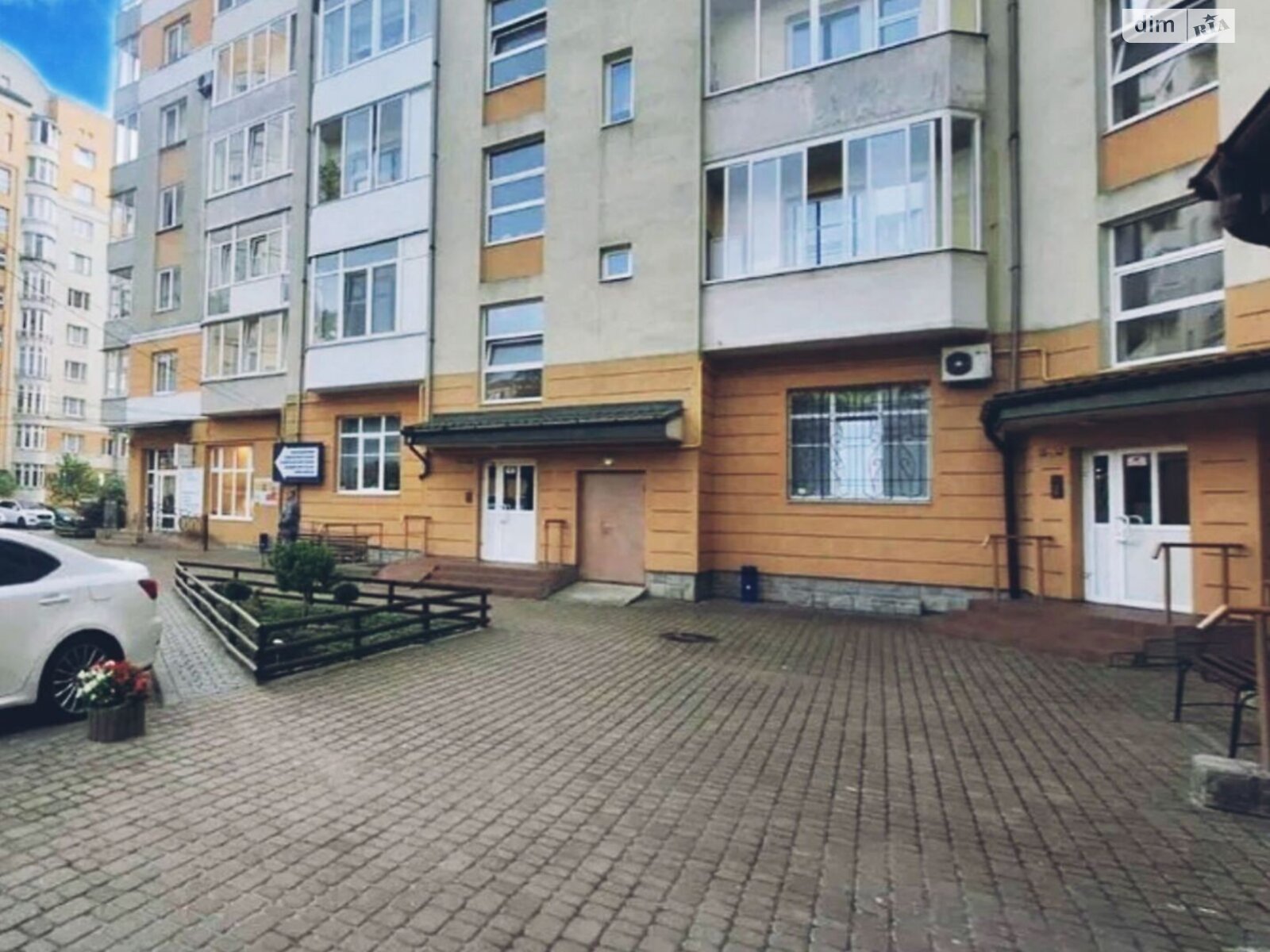 Оренда офісного приміщення в Львові, Юнаківа Генерала вулиця 9, приміщень - 4, поверх - 1 фото 1 Оренда офісного приміщення в Львові, Юнаківа Генерала вулиця 9, приміщень - 4, поверх - 1 фото 1