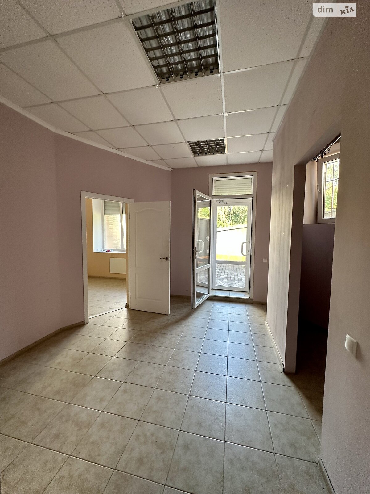 Аренда офисного помещения в Тернополе, Евгения Коновальца улица, помещений -, этаж - 1 фото 1