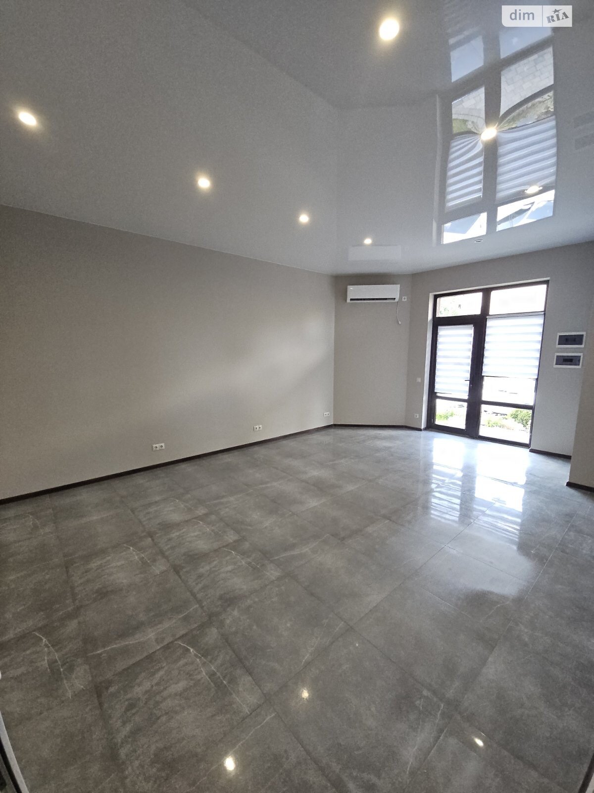 Оренда офісного приміщення в Ужгороді, Університетська вулиця 25, приміщень - 1, поверх - 1 фото 1 Оренда офісного приміщення в Ужгороді, Університетська вулиця 25, приміщень - 1, поверх - 1 фото 1