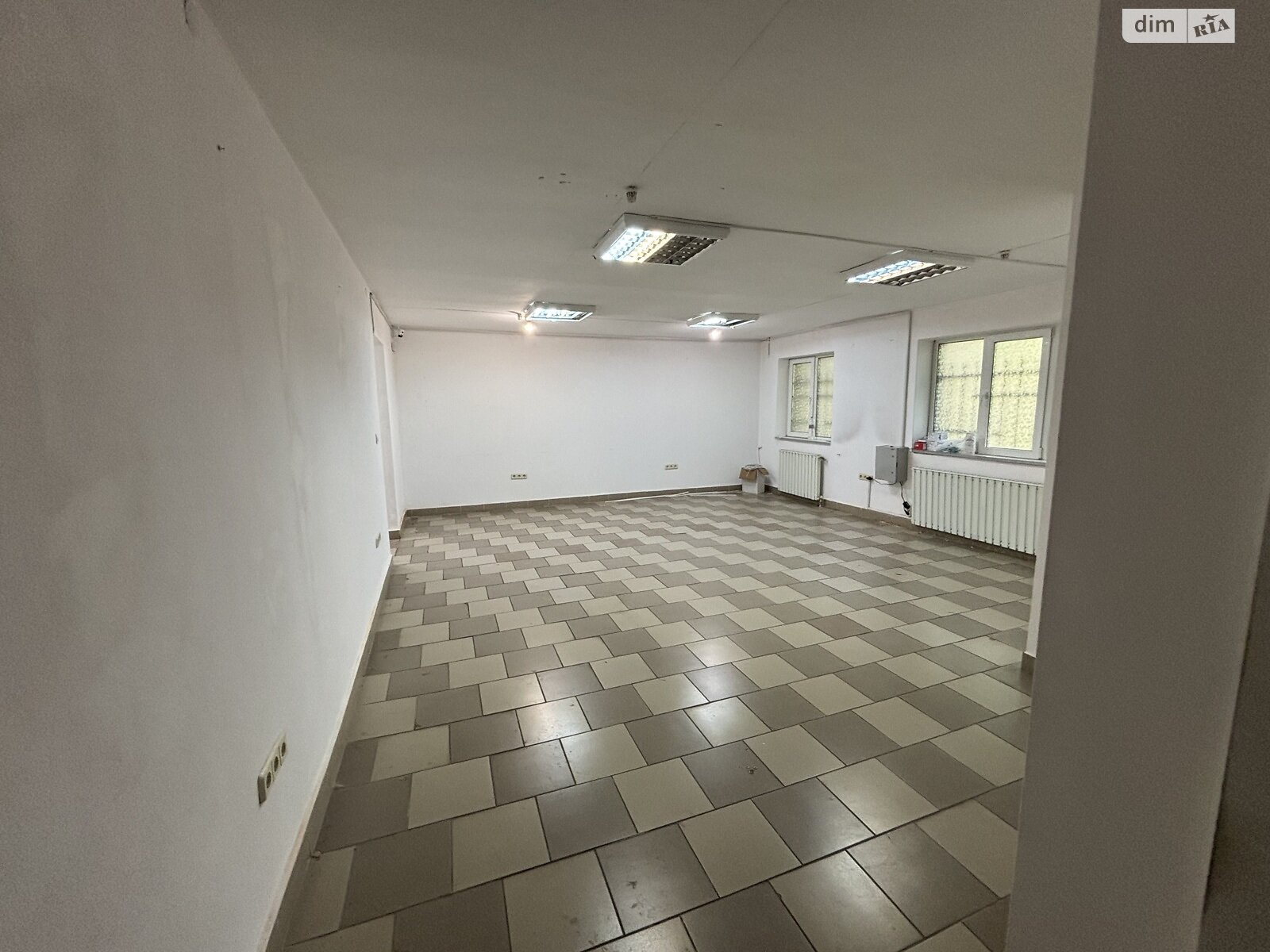 Аренда офисного помещения в Ужгороде, Свободы проспект 39, помещений - 1, этаж - 1 фото 1