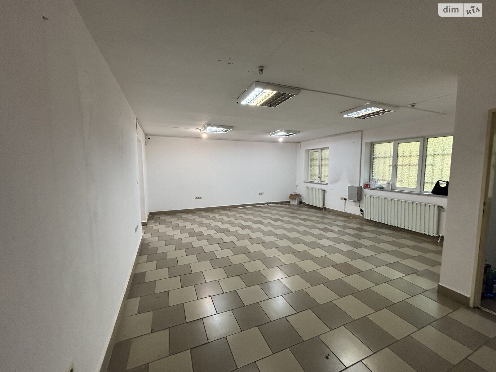 Аренда офисного помещения в Ужгороде, Свободы проспект 39, помещений - 1, этаж - 1 фото 1