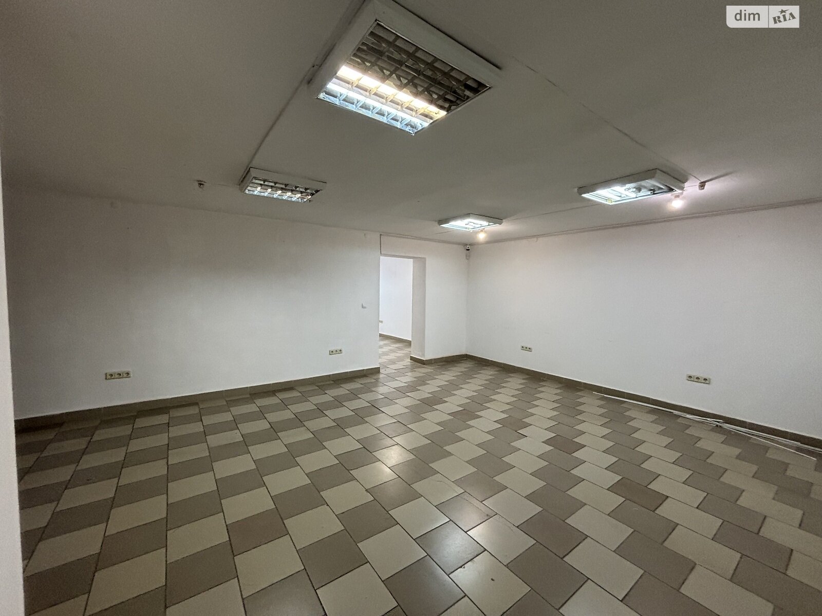 Аренда офисного помещения в Ужгороде, Свободы проспект 39, помещений - 1, этаж - 1 фото 1