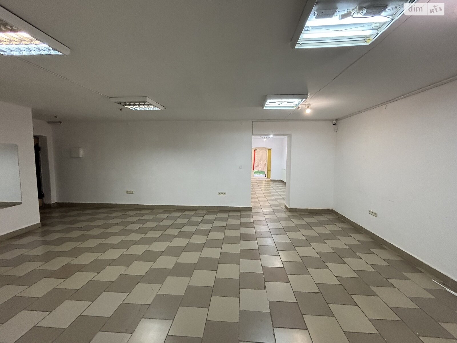 Аренда офисного помещения в Ужгороде, Свободы проспект 39, помещений - 1, этаж - 1 фото 1