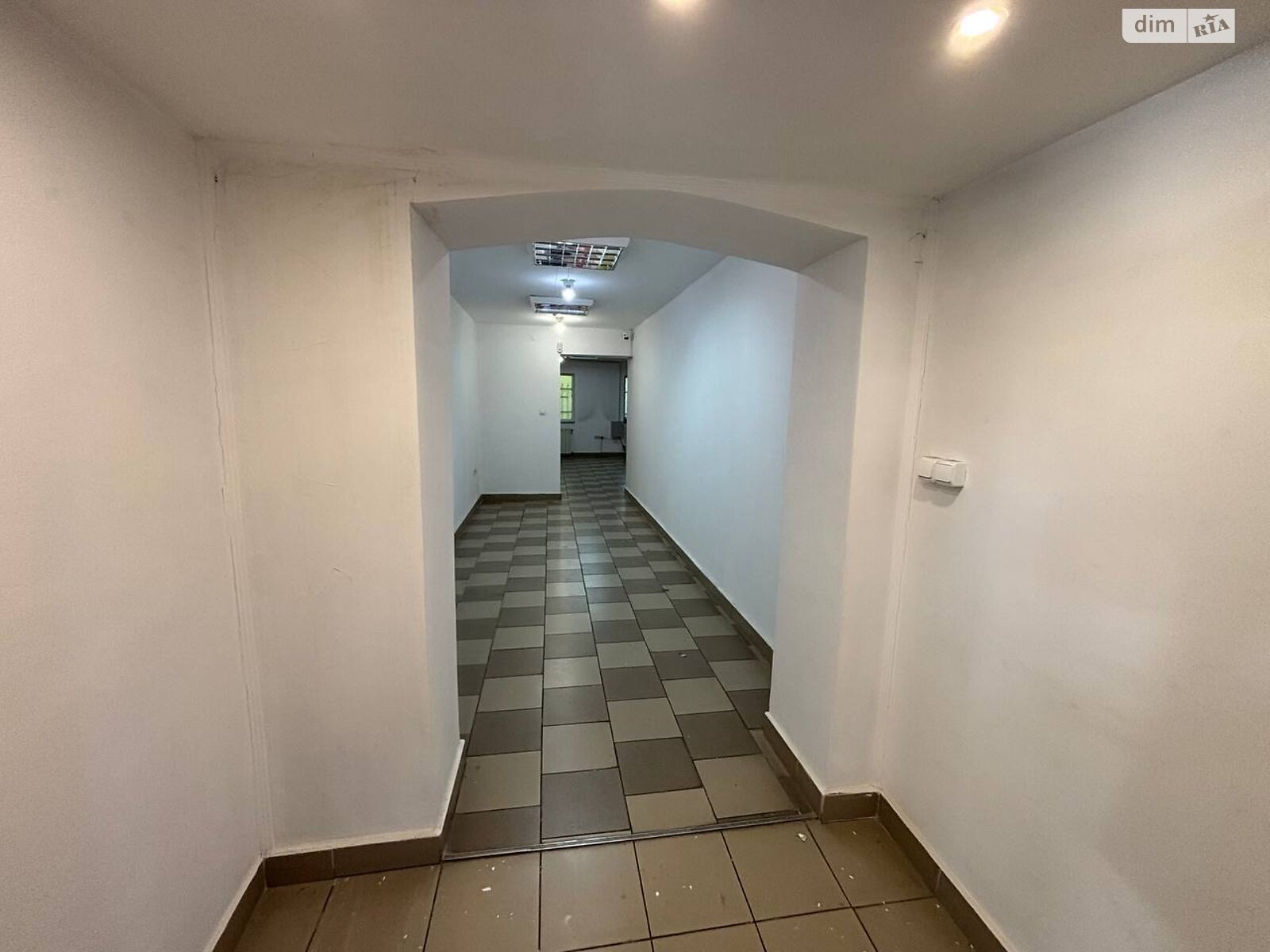 Аренда офисного помещения в Ужгороде, Свободы проспект 39, помещений - 1, этаж - 1 фото 1 Аренда офисного помещения в Ужгороде, Свободы проспект 39, помещений - 1, этаж - 1 фото 1