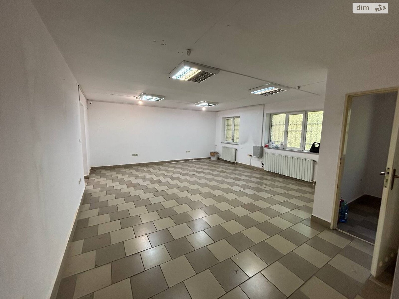 Аренда офисного помещения в Ужгороде, Свободы проспект 39, помещений - 1, этаж - 1 фото 1 Аренда офисного помещения в Ужгороде, Свободы проспект 39, помещений - 1, этаж - 1 фото 1