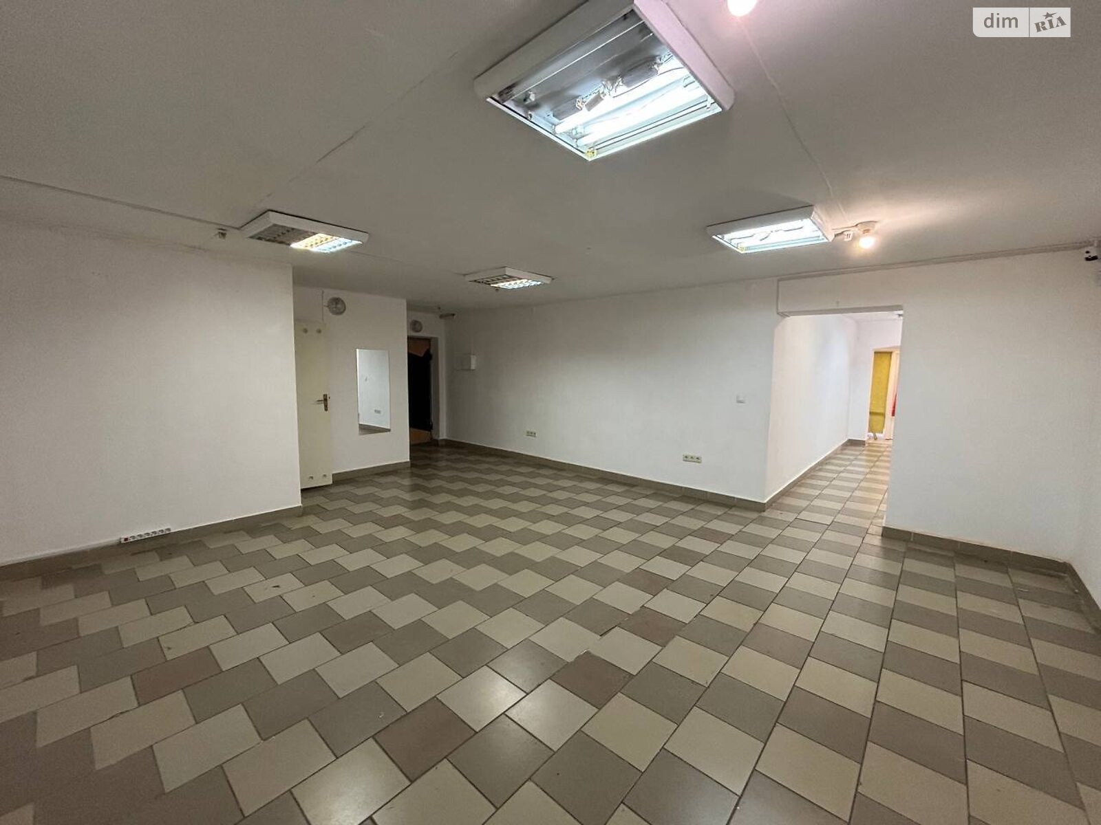 Аренда офисного помещения в Ужгороде, Свободы проспект 39, помещений - 1, этаж - 1 фото 1 Аренда офисного помещения в Ужгороде, Свободы проспект 39, помещений - 1, этаж - 1 фото 1