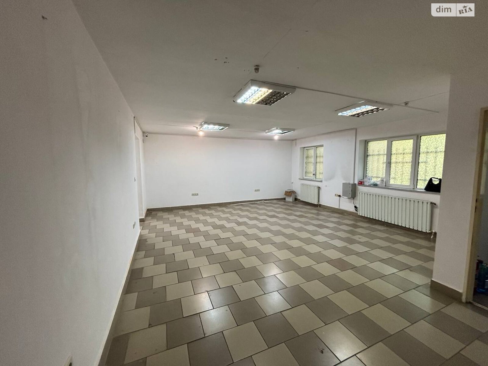 Аренда офисного помещения в Ужгороде, Свободы проспект 39, помещений - 1, этаж - 1 фото 1 Аренда офисного помещения в Ужгороде, Свободы проспект 39, помещений - 1, этаж - 1 фото 1