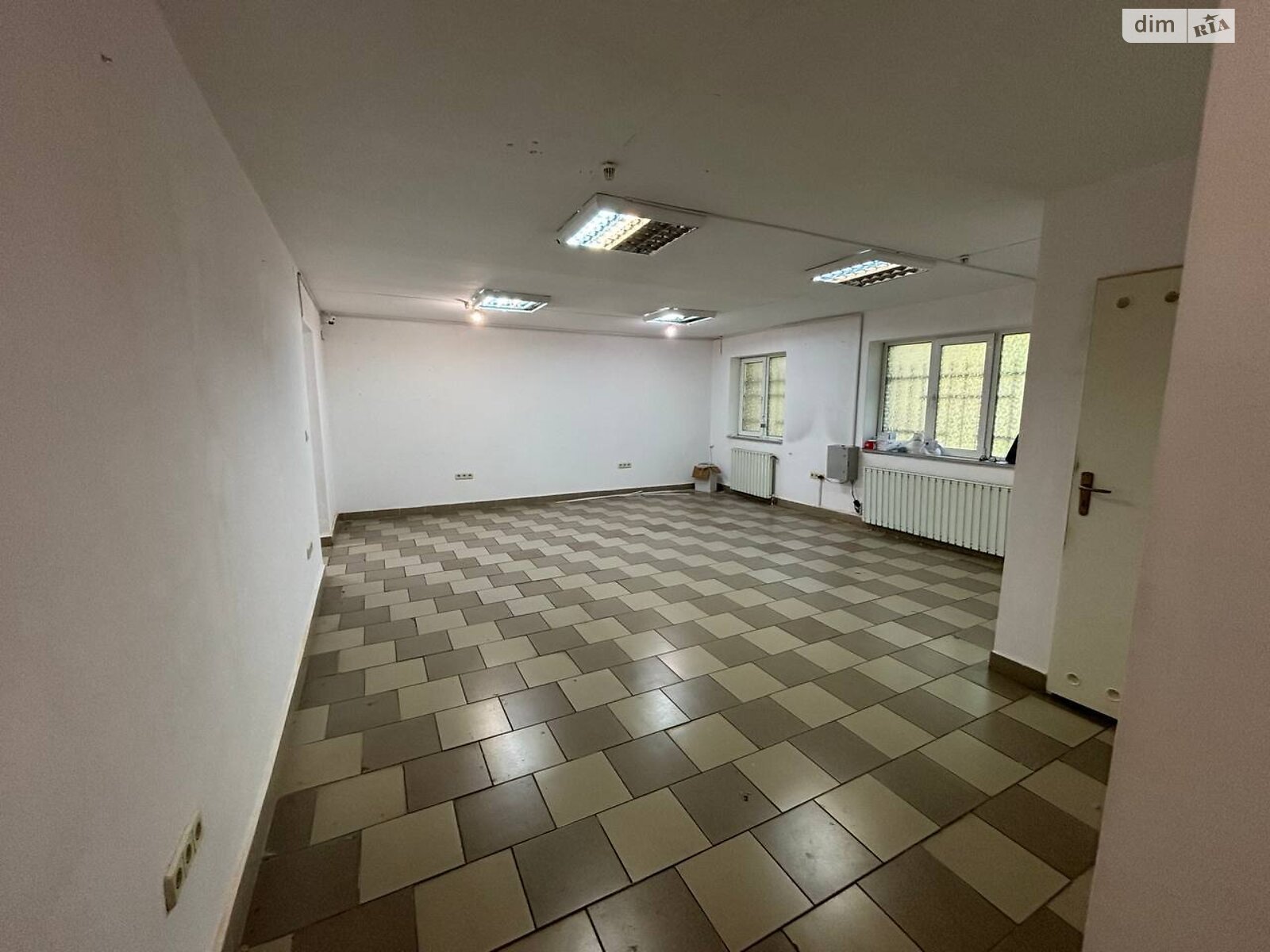 Аренда офисного помещения в Ужгороде, Свободы проспект 39, помещений - 1, этаж - 1 фото 1 Аренда офисного помещения в Ужгороде, Свободы проспект 39, помещений - 1, этаж - 1 фото 1