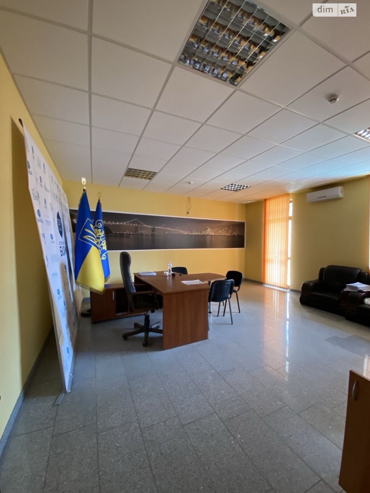 Оренда офісного приміщення в Ужгороді, Жупанатська площа 1, приміщень -, поверх - 1 фото 1 Оренда офісного приміщення в Ужгороді, Жупанатська площа 1, приміщень -, поверх - 1 фото 1