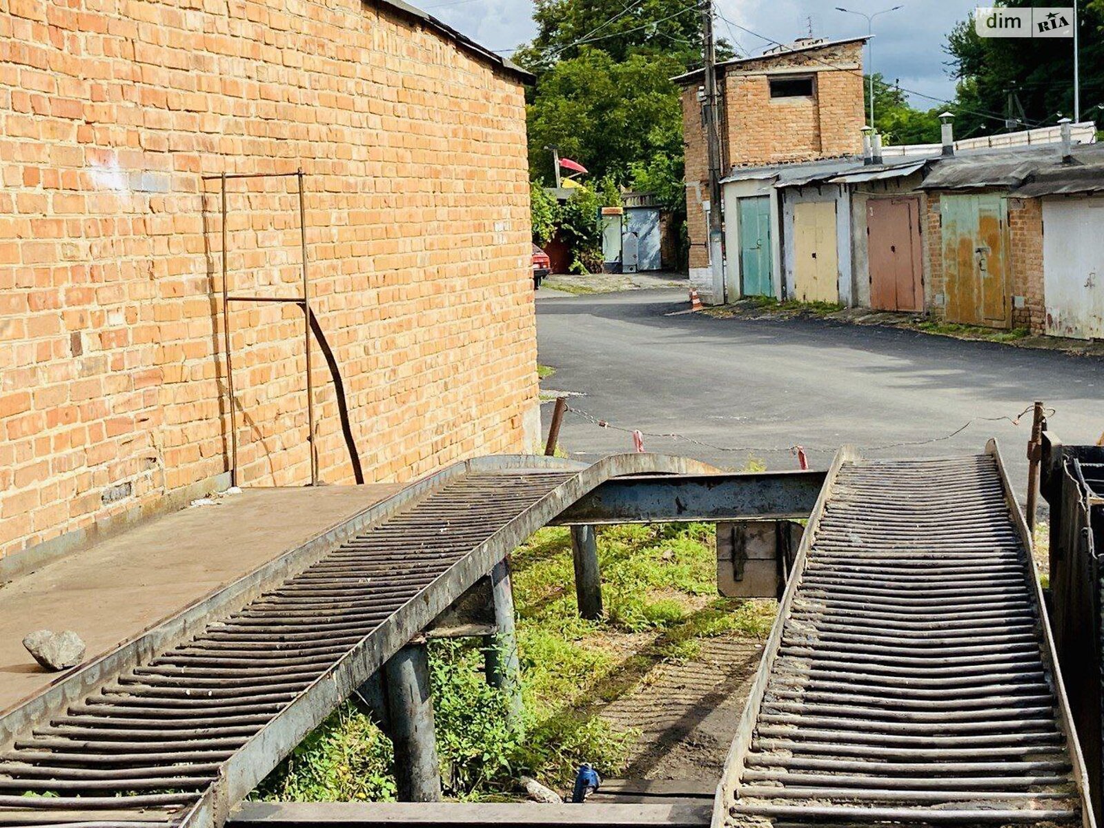Отдельно стоящий гараж под бус в Зарванцах, площадь 70 кв.м. фото 1 Отдельно стоящий гараж под бус в Зарванцах, площадь 70 кв.м. фото 1