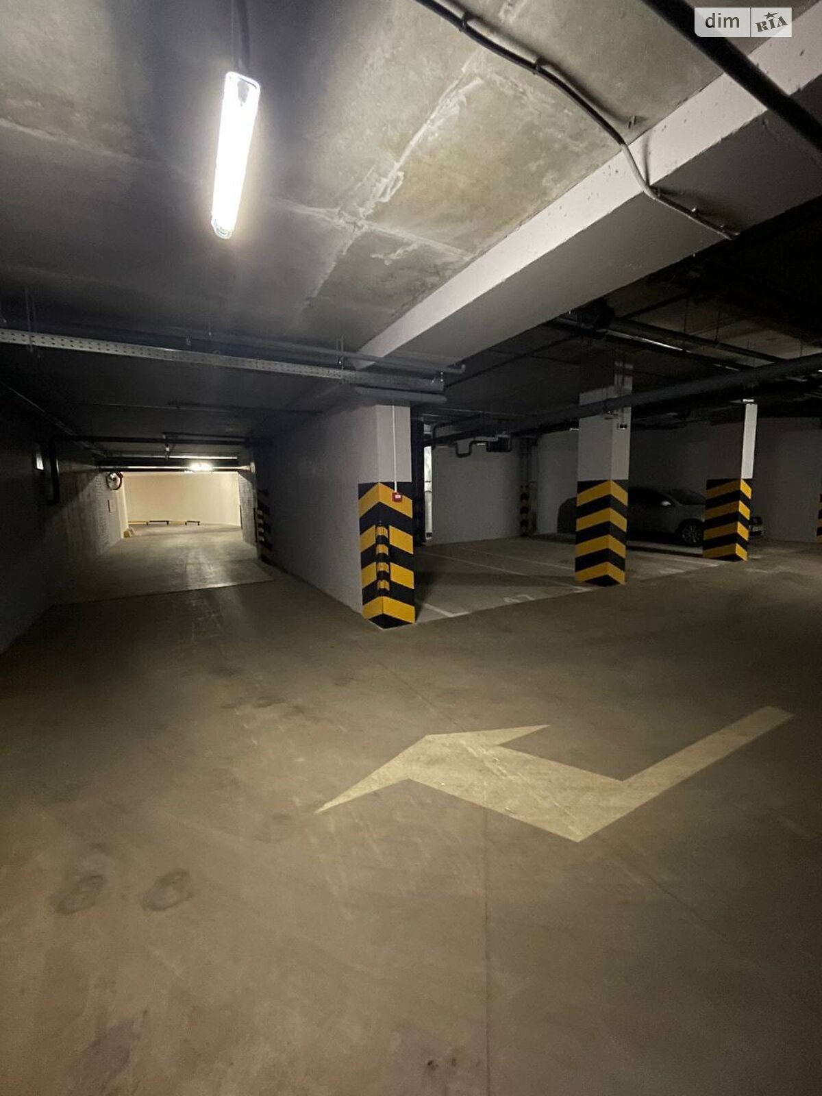 Место на подземном паркинге под легковое авто в Киеве, площадь 12.5 кв.м. фото 1