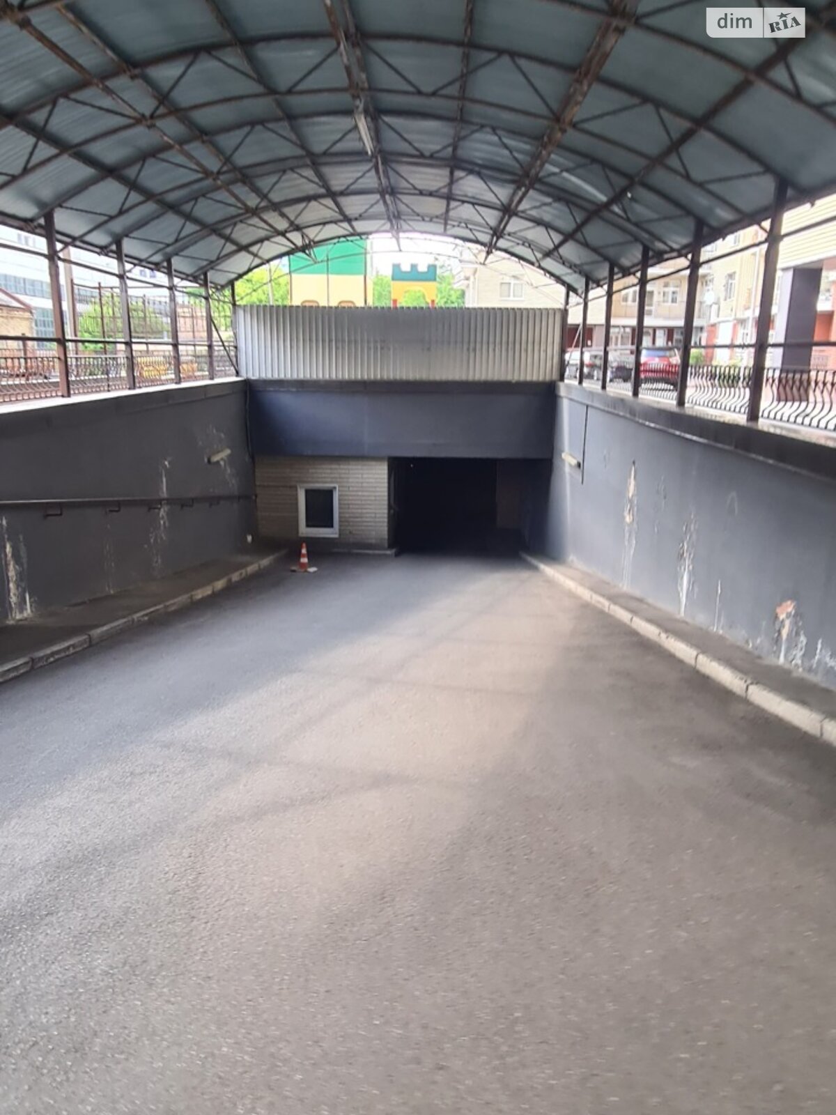 Место на подземном паркинге под легковое авто в Киеве, площадь 12 кв.м. фото 1
