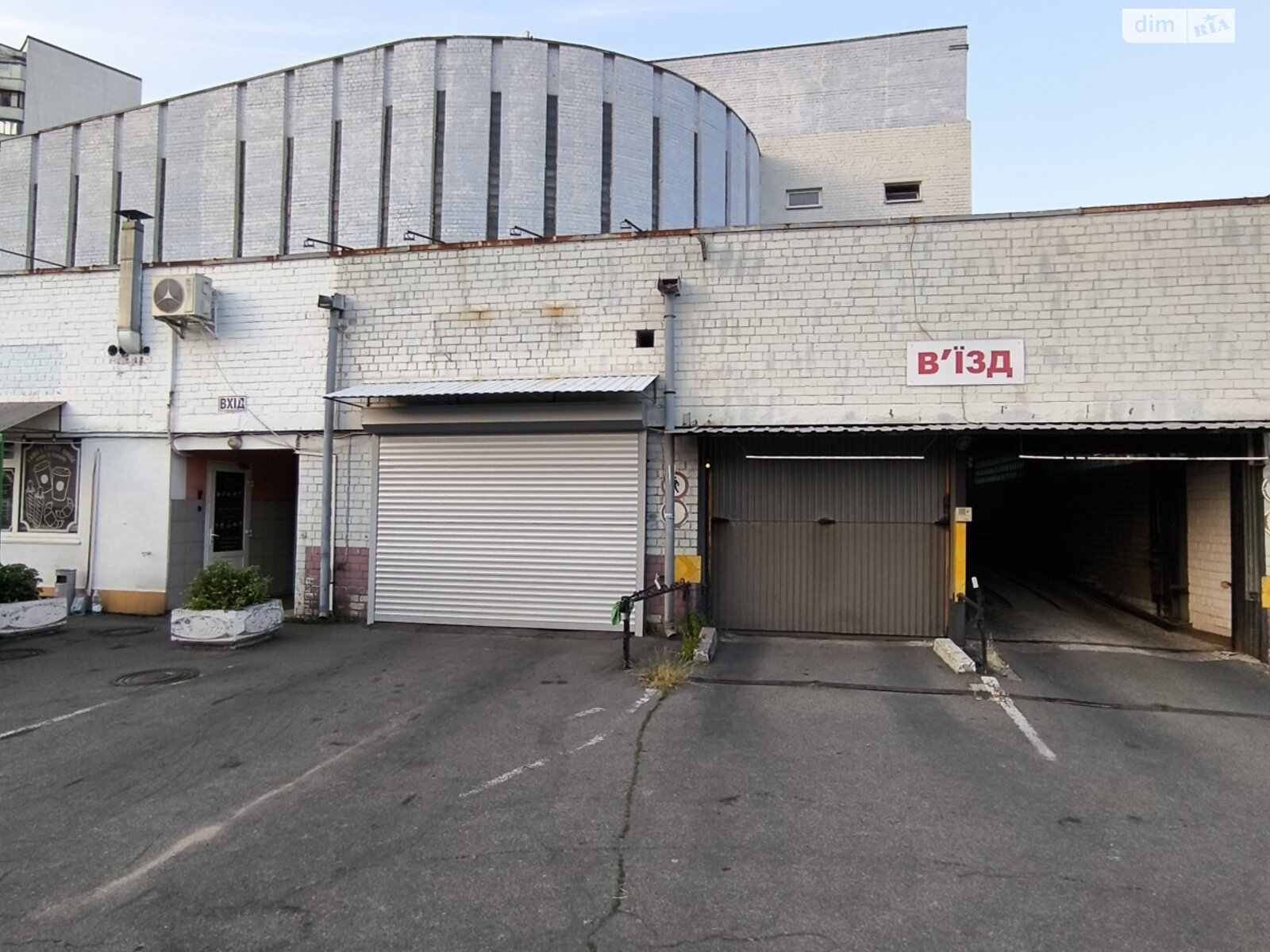 Место на подземном паркинге под легковое авто в Киеве, площадь 16.2 кв.м. фото 1 Место на подземном паркинге под легковое авто в Киеве, площадь 16.2 кв.м. фото 1