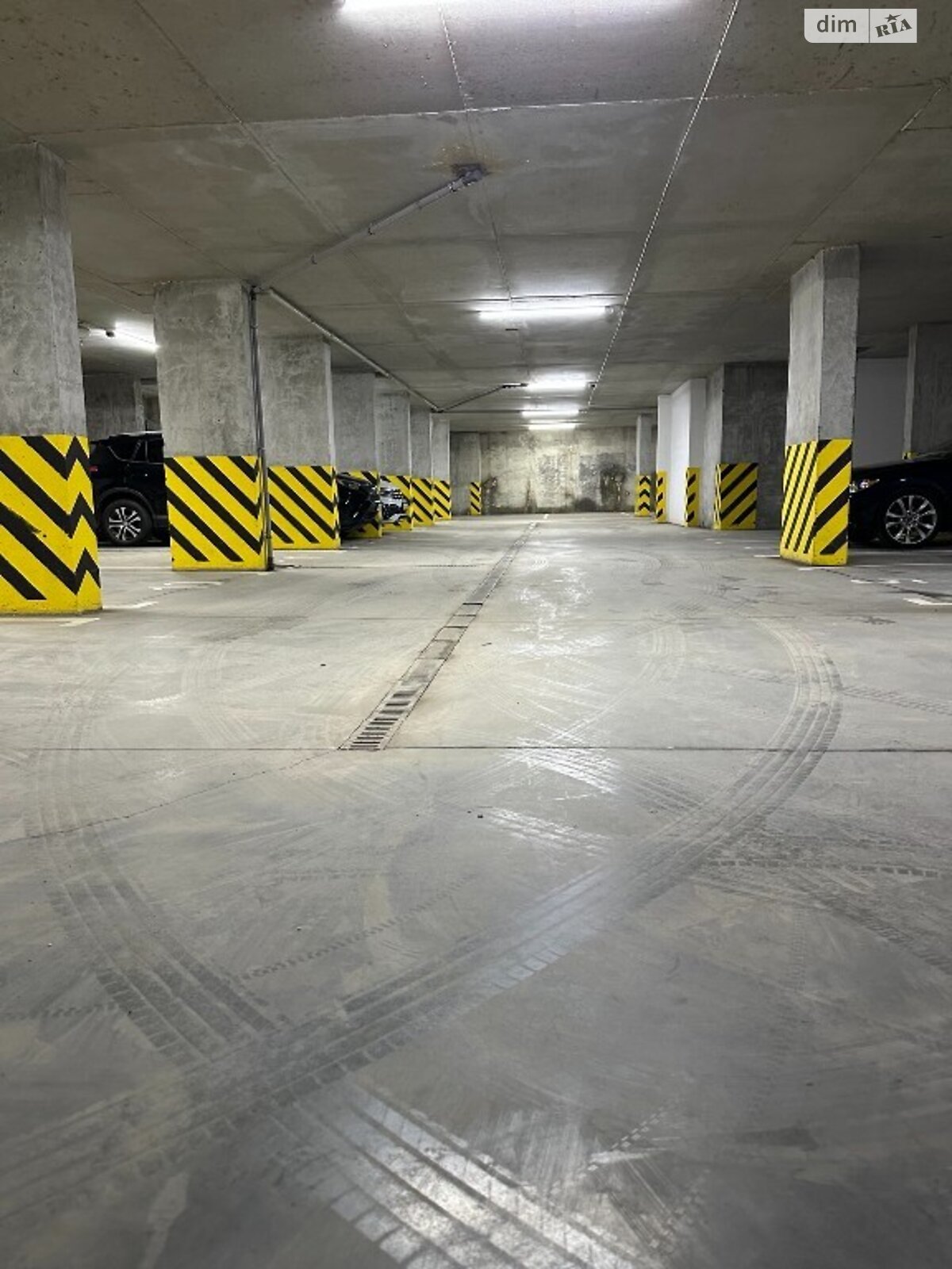 Место на подземном паркинге под легковое авто в Львове, площадь 17.5 кв.м. фото 1