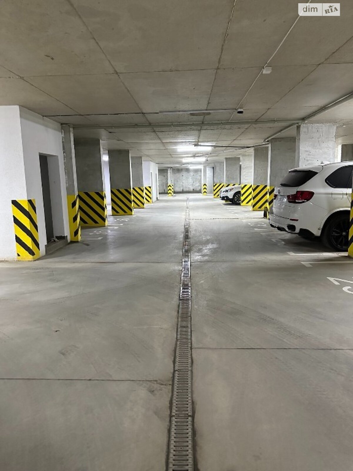 Место на подземном паркинге под легковое авто в Львове, площадь 17.5 кв.м. фото 1