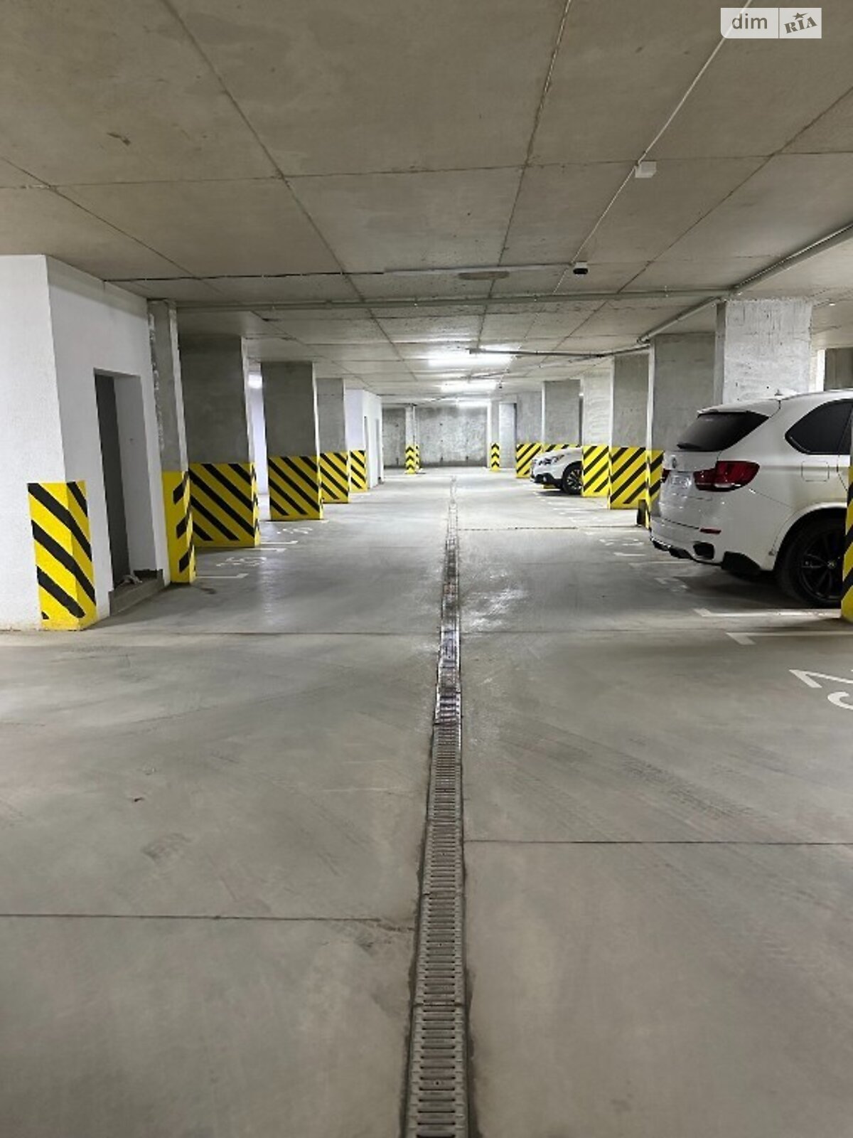 Место на подземном паркинге под легковое авто в Львове, площадь 22 кв.м. фото 1