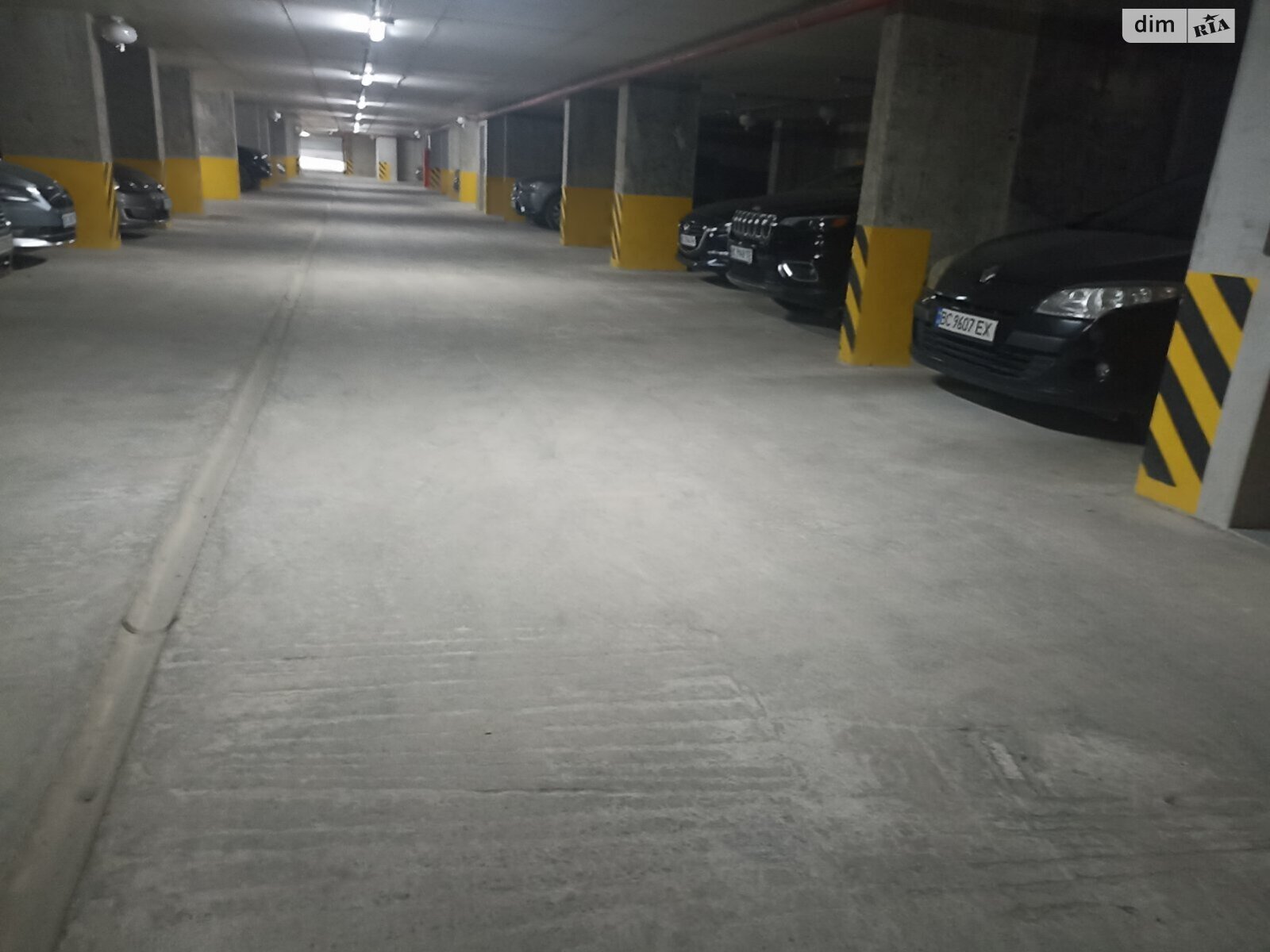 Место на подземном паркинге под легковое авто в Львове, площадь 17 кв.м. фото 1 Место на подземном паркинге под легковое авто в Львове, площадь 17 кв.м. фото 1