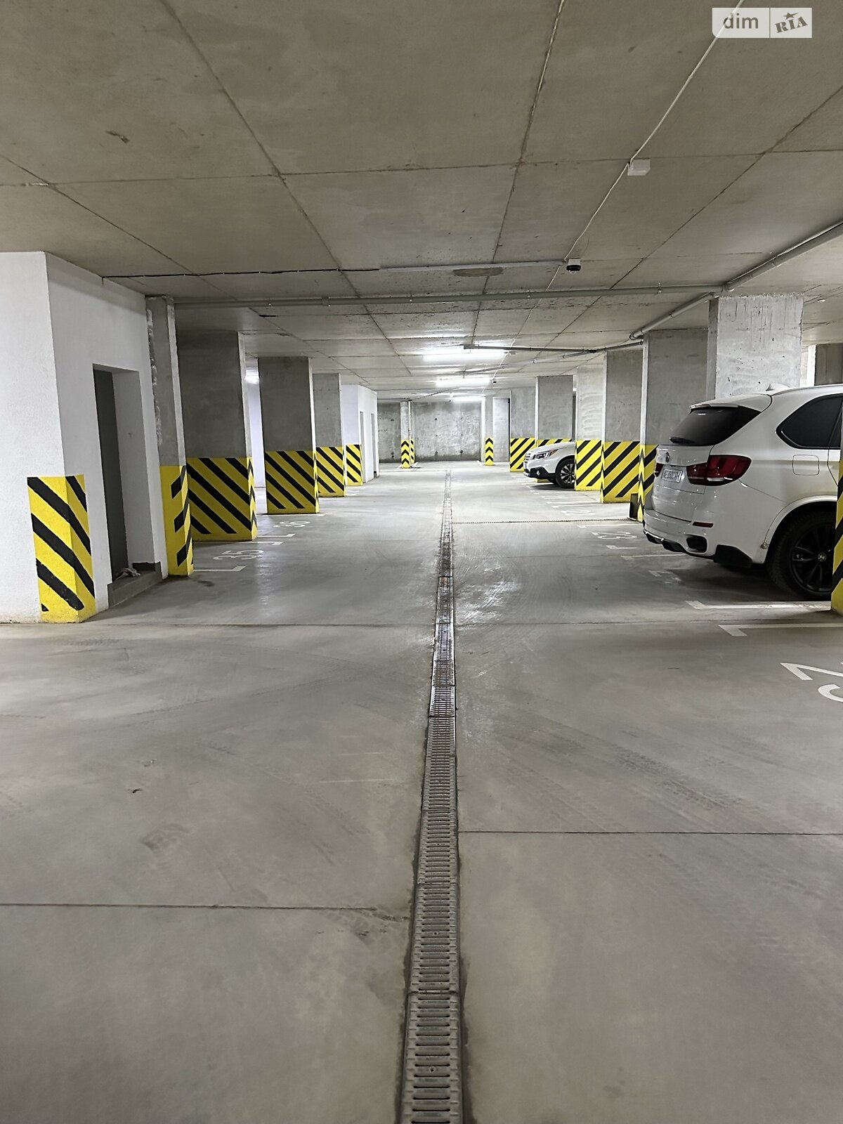 Место на подземном паркинге под легковое авто в Львове, площадь 13 кв.м. фото 1