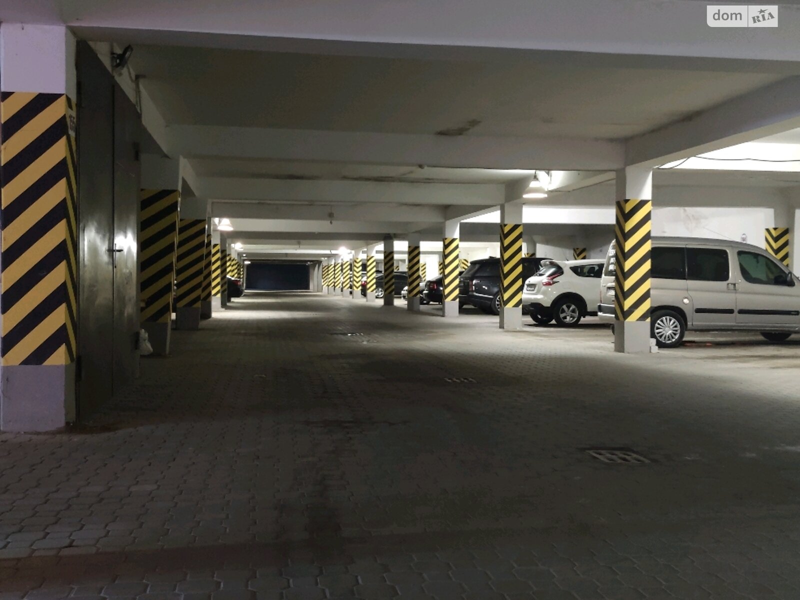 Место на подземном паркинге под легковое авто в Тернополе, площадь 18 кв.м. фото 1