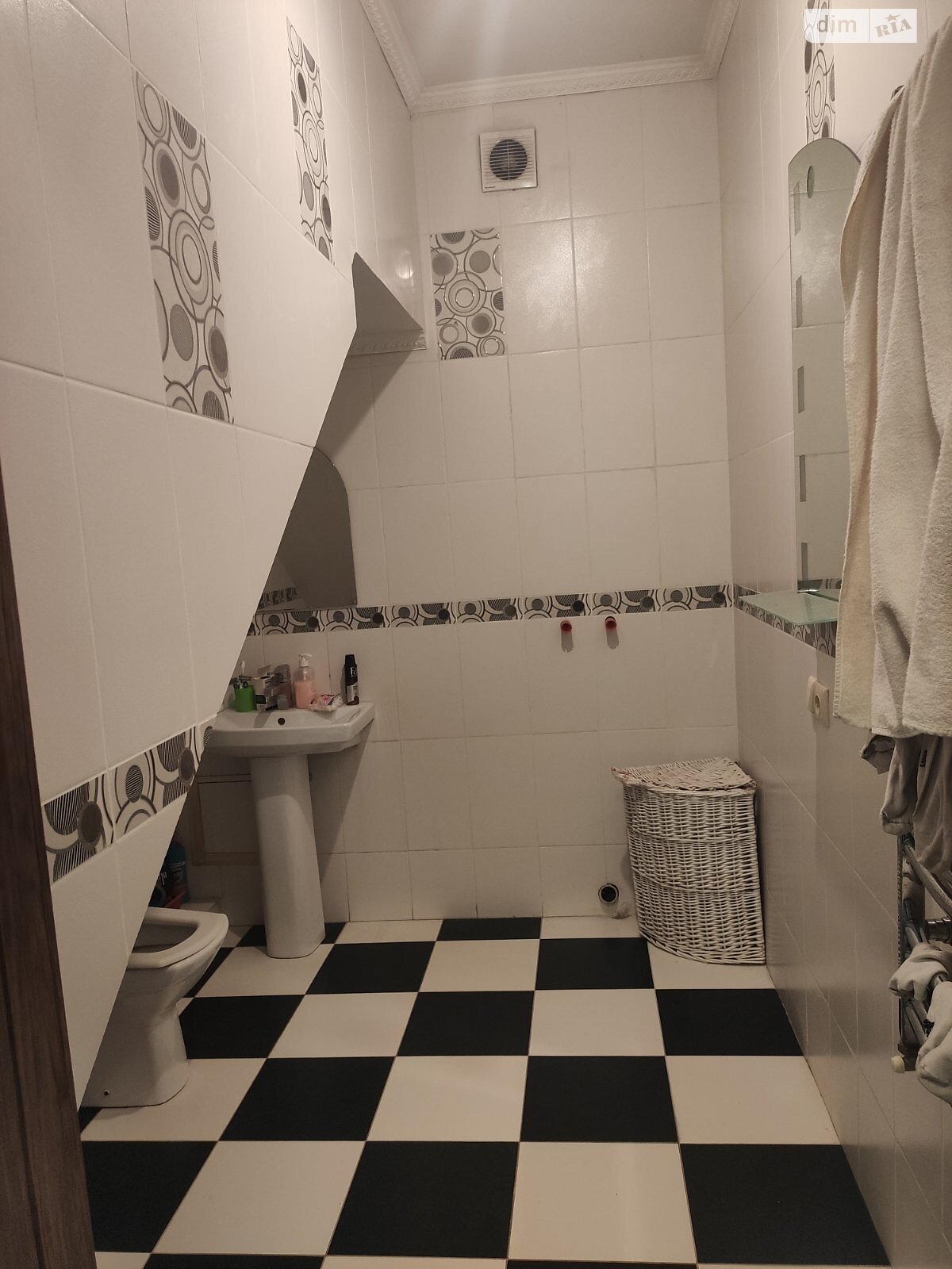 трехэтажный таунхаус, 250 кв. м, кирпич. Сдается помесячно в Черновцах, в районе Первомайский фото 1 трехэтажный таунхаус, 250 кв. м, кирпич. Сдается помесячно в Черновцах, в районе Первомайский фото 1