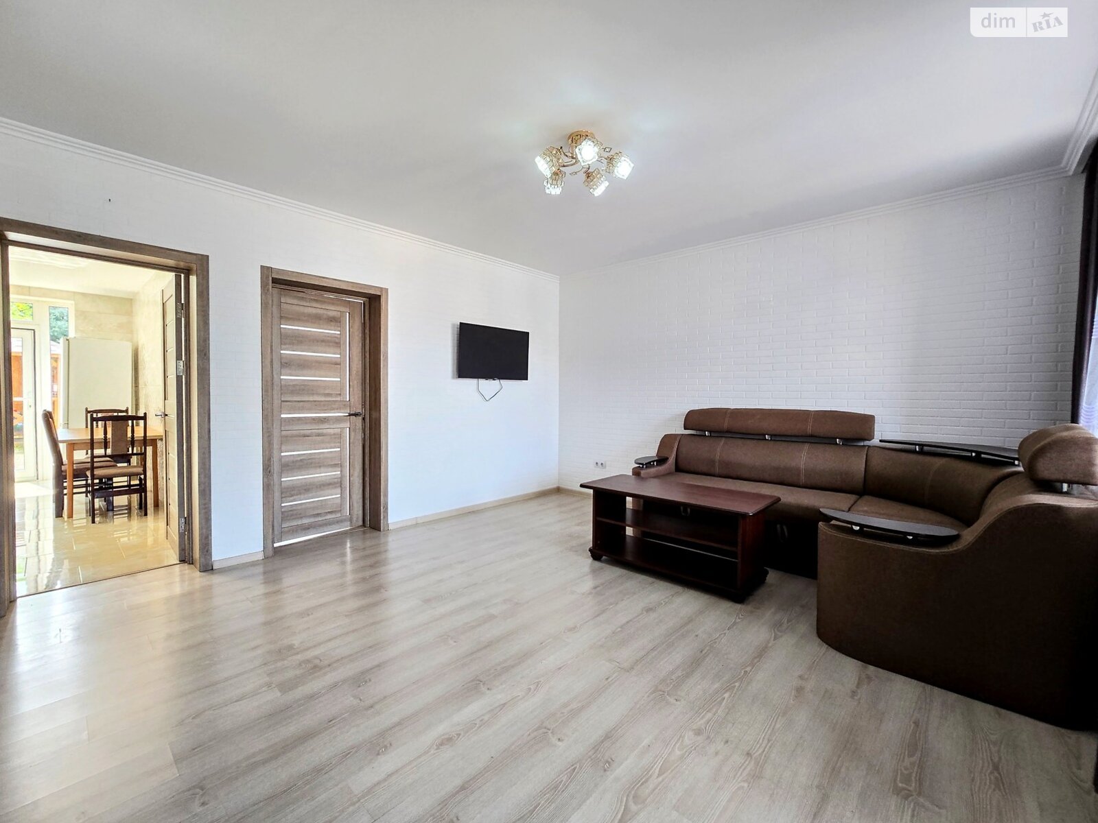 двухэтажный таунхаус, 140 кв. м, кирпич. Сдается помесячно в Черновцах, в районе Первомайский фото 1 двухэтажный таунхаус, 140 кв. м, кирпич. Сдается помесячно в Черновцах, в районе Первомайский фото 1