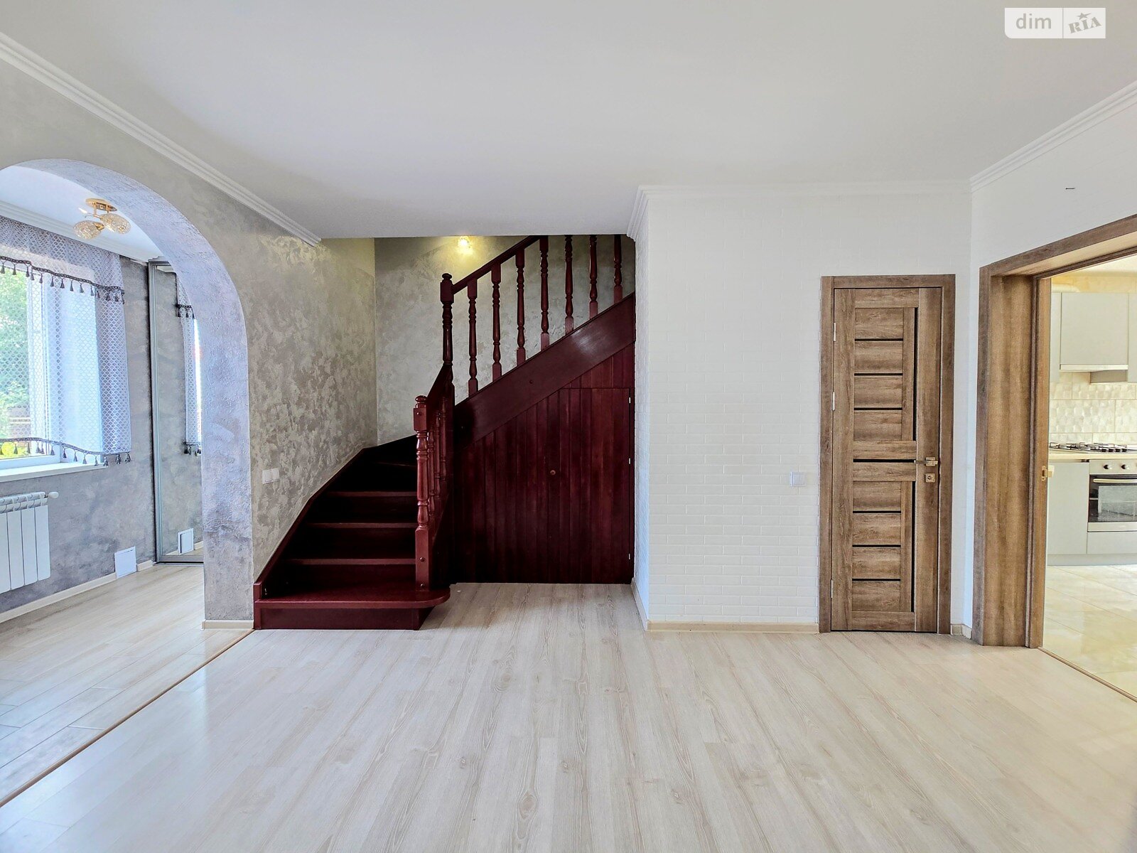 двухэтажный таунхаус, 140 кв. м, кирпич. Сдается помесячно в Черновцах, в районе Первомайский фото 1 двухэтажный таунхаус, 140 кв. м, кирпич. Сдается помесячно в Черновцах, в районе Первомайский фото 1