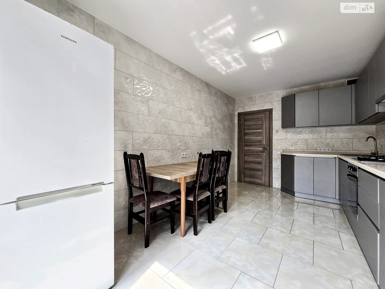 двухэтажный таунхаус, 140 кв. м, кирпич. Сдается помесячно в Черновцах, в районе Первомайский фото 1 двухэтажный таунхаус, 140 кв. м, кирпич. Сдается помесячно в Черновцах, в районе Первомайский фото 1