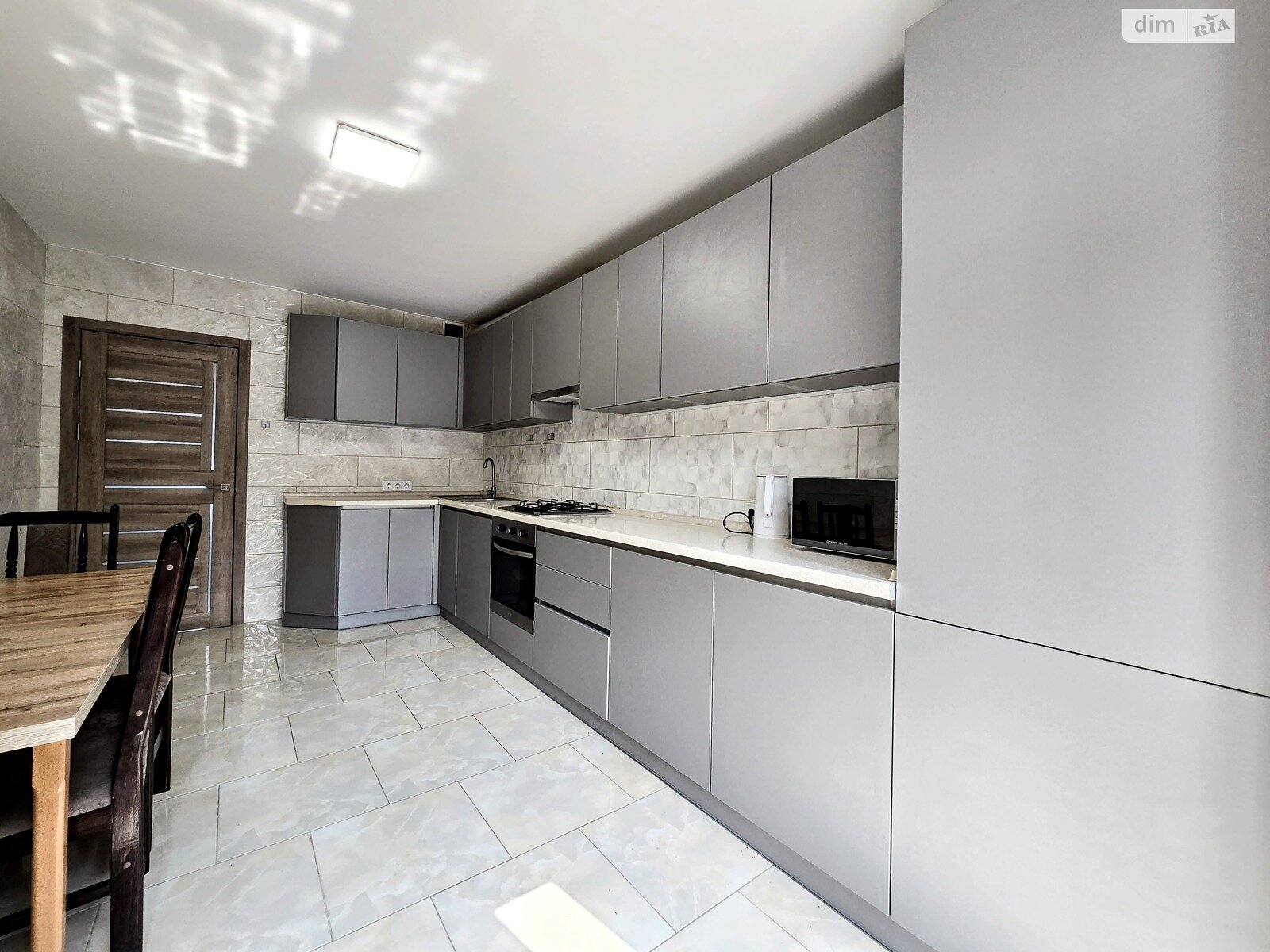 двухэтажный таунхаус, 140 кв. м, кирпич. Сдается помесячно в Черновцах, в районе Первомайский фото 1 двухэтажный таунхаус, 140 кв. м, кирпич. Сдается помесячно в Черновцах, в районе Первомайский фото 1