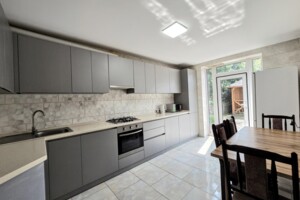 двухэтажный таунхаус, 140 кв. м, кирпич. Сдается помесячно в Черновцах, в районе Первомайский фото 2 двухэтажный таунхаус, 140 кв. м, кирпич. Сдается помесячно в Черновцах, в районе Первомайский фото 2