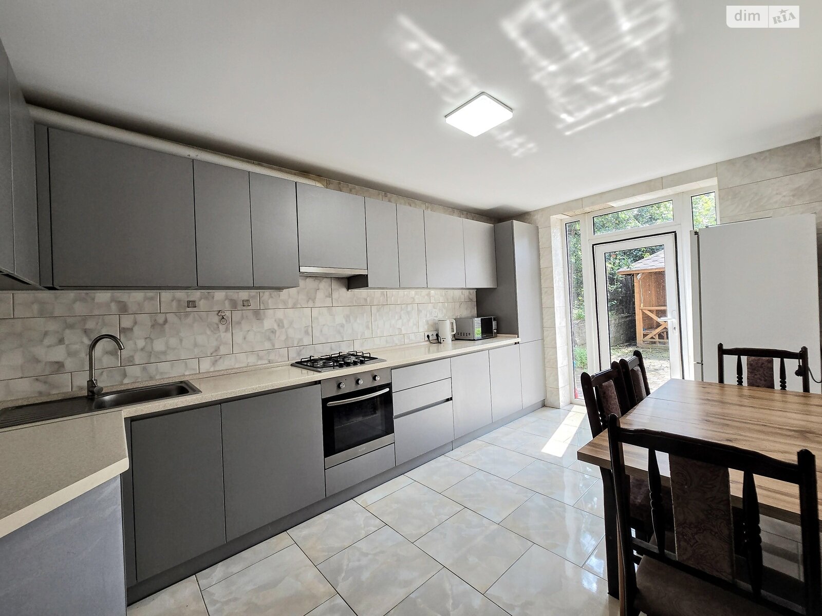 двухэтажный таунхаус, 140 кв. м, кирпич. Сдается помесячно в Черновцах, в районе Первомайский фото 1 двухэтажный таунхаус, 140 кв. м, кирпич. Сдается помесячно в Черновцах, в районе Первомайский фото 1