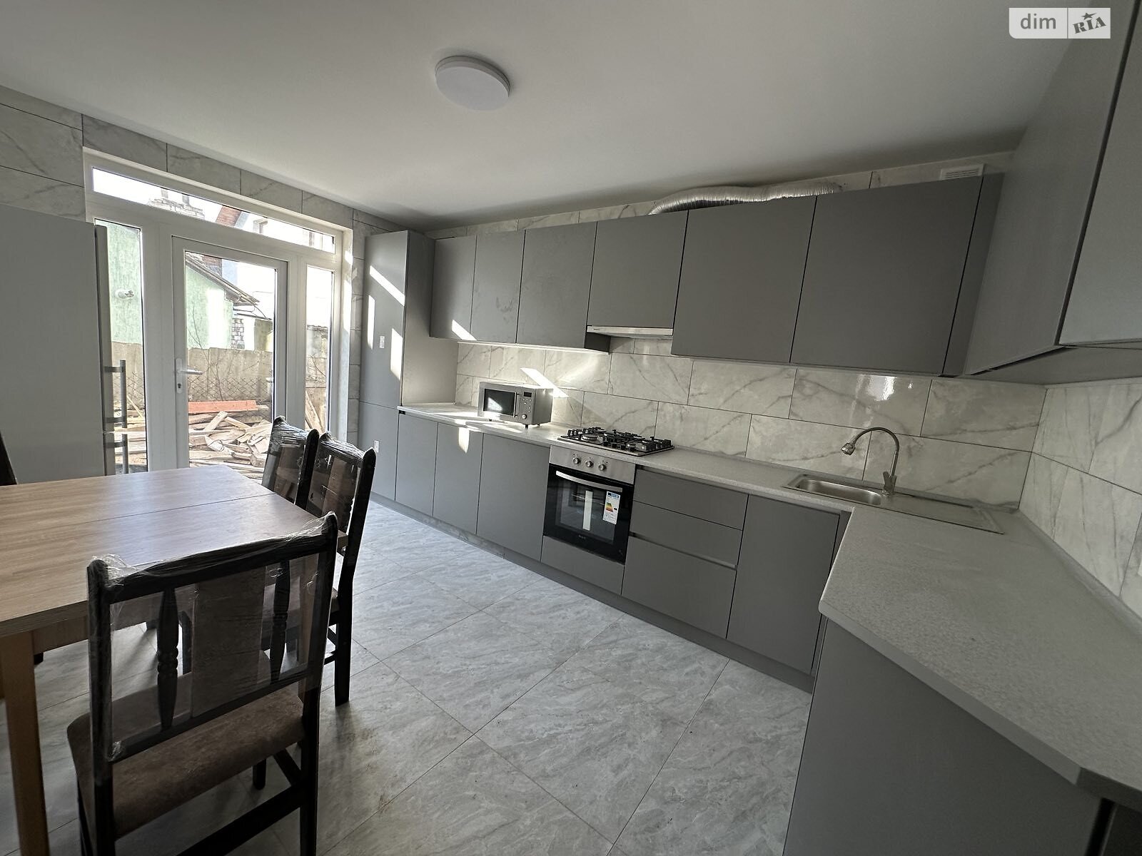 двухэтажный таунхаус, 160 кв. м, кирпич. Сдается помесячно в Черновцах, в районе Проспект фото 1 двухэтажный таунхаус, 160 кв. м, кирпич. Сдается помесячно в Черновцах, в районе Проспект фото 1