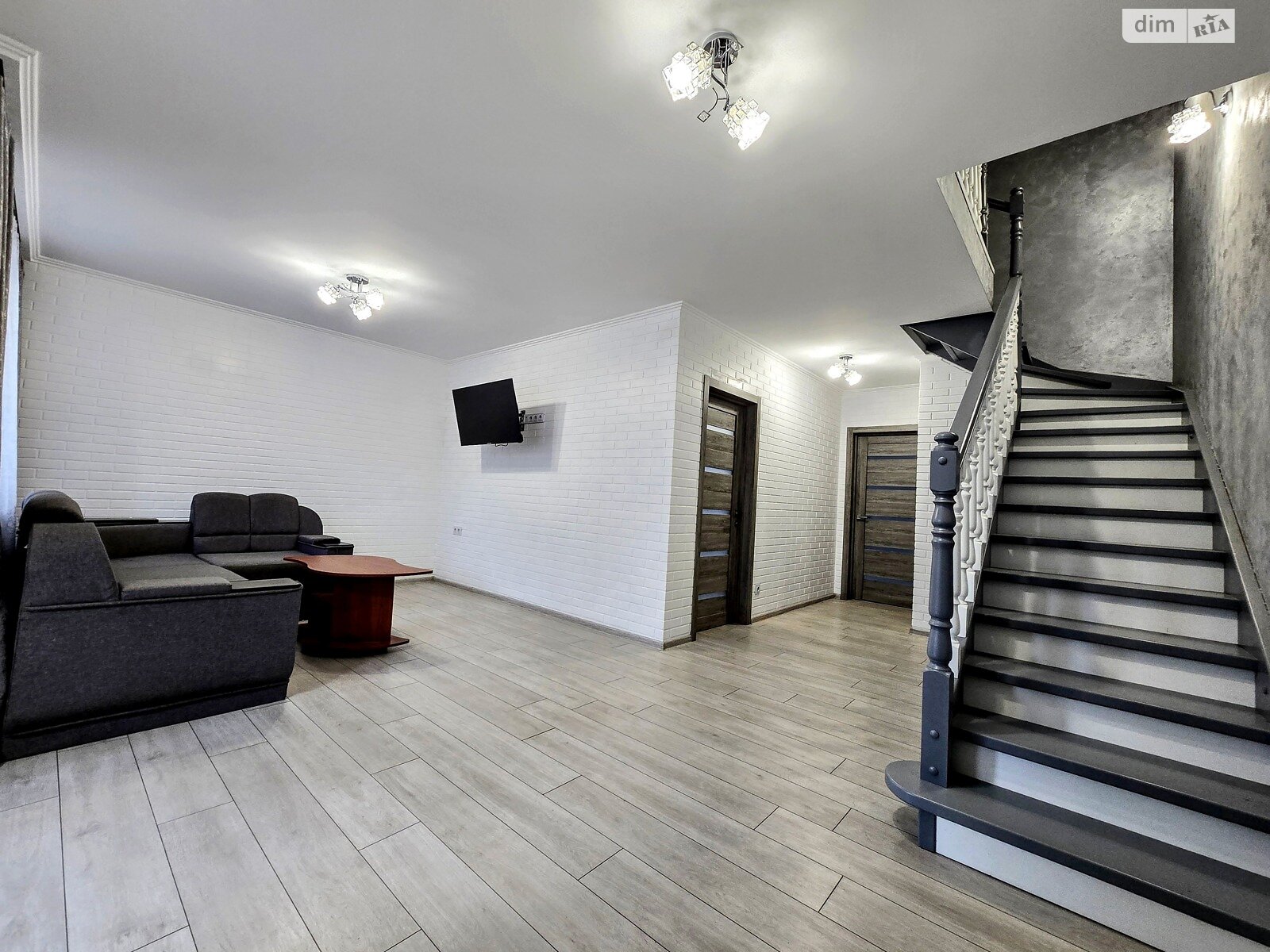 двоповерховий таунхаус, 140 кв. м, цегла. Здається помісячно в Чернівцях, в районі Проспект фото 1 двопроверховий таунхаус, 140 кв. м, цегла. Здається помісячно в Чернівцях, в районі Проспект фото 1