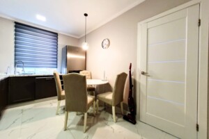 двопроверховий таунхаус, 106 кв. м, цегла. Здається помісячно в Чернівцях, в районі Сторожинецька фото 2