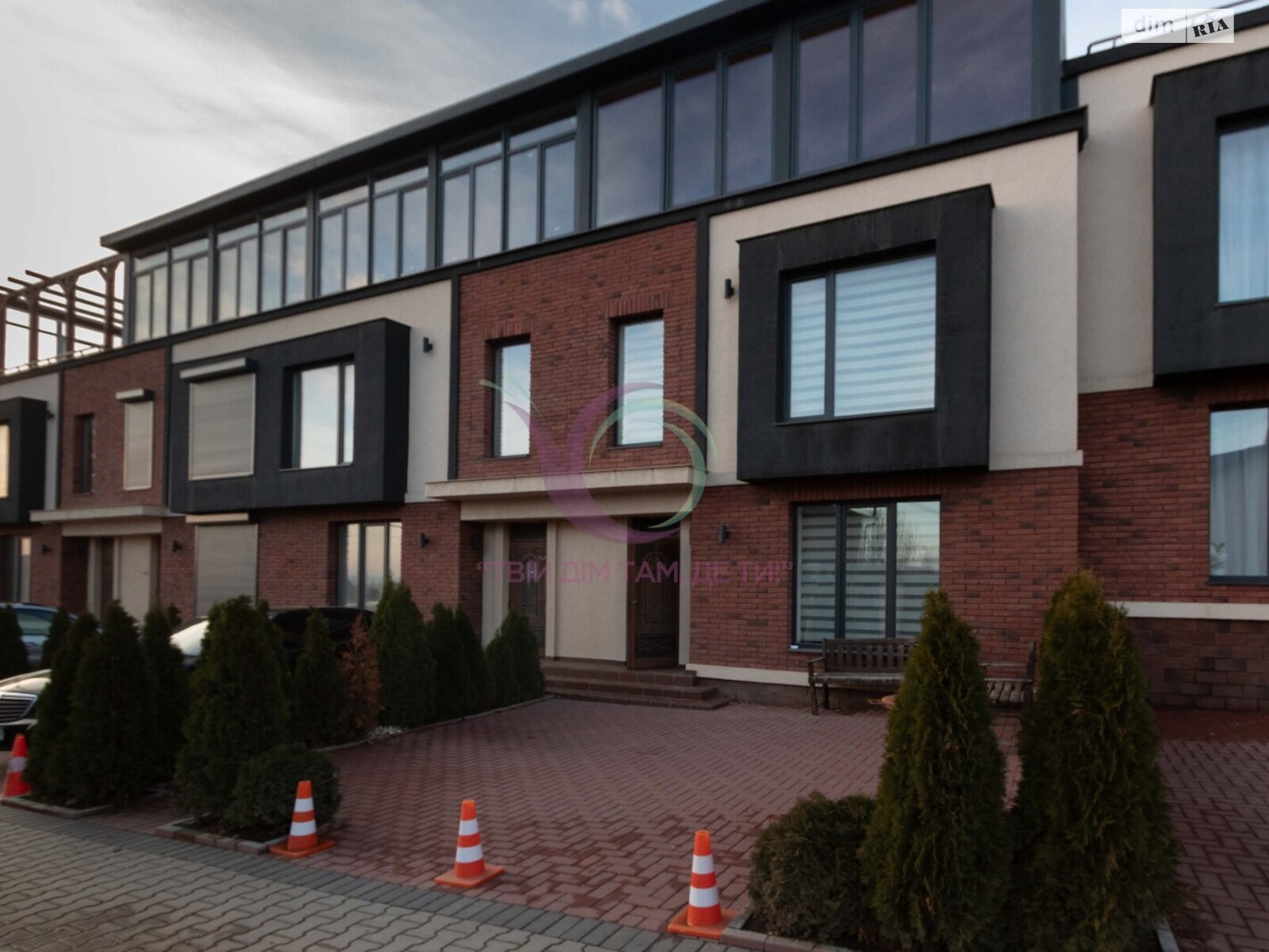 трехэтажный таунхаус, 140 кв. м, кирпич. Сдается помесячно в Черновцах, в районе Южно-Кольцевая фото 1