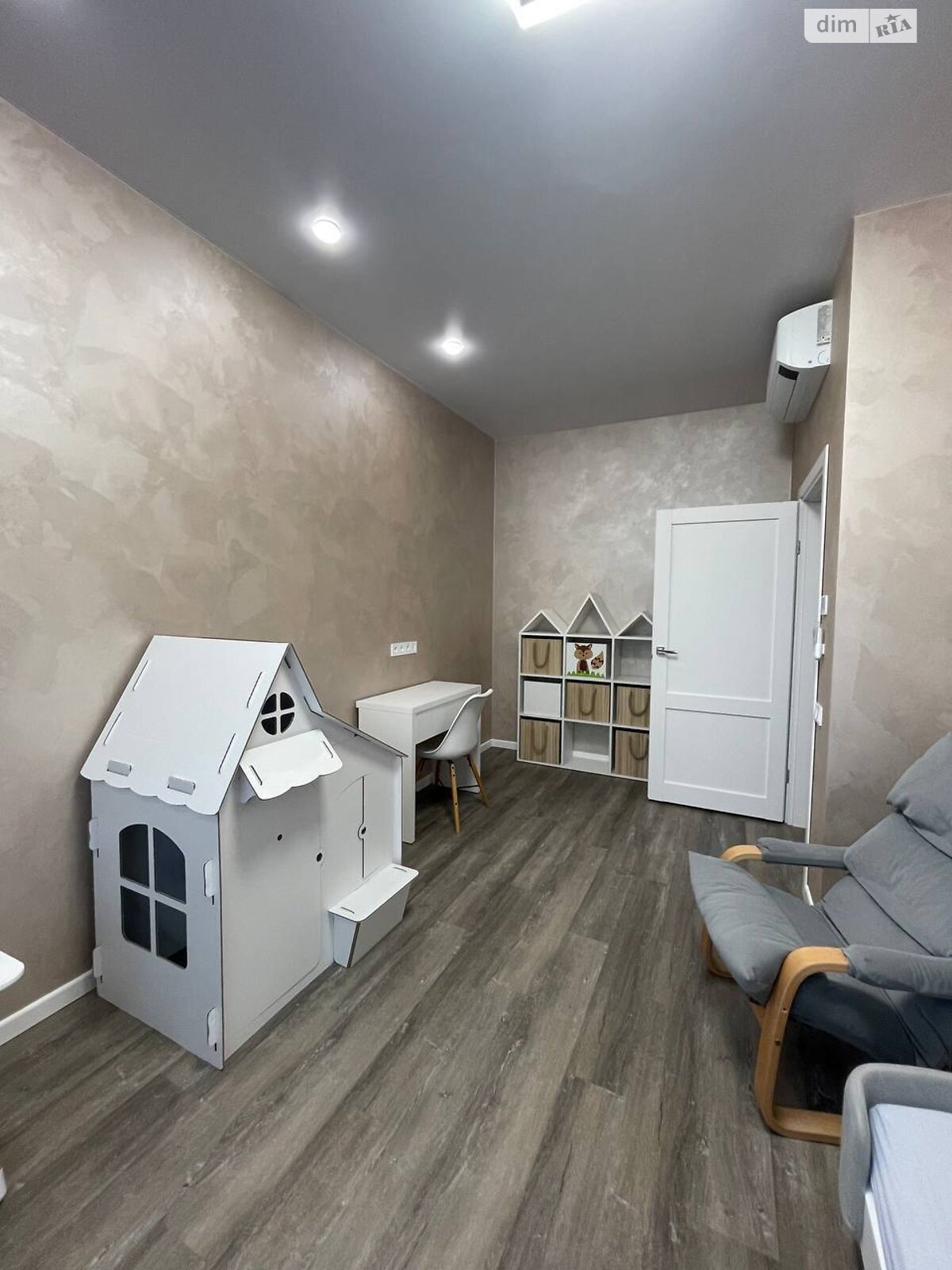 трехэтажный таунхаус, 206 кв. м, кирпич. Сдается помесячно в Днепре, в районе Самарский фото 1 трехэтажный таунхаус, 206 кв. м, кирпич. Сдается помесячно в Днепре, в районе Самарский фото 1