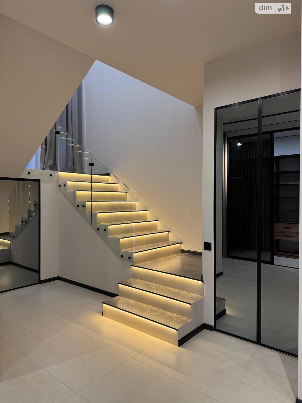 двухэтажный таунхаус, 125 кв. м, кирпич. Сдается помесячно в Киеве, в районе Осокорки фото 1 двухэтажный таунхаус, 125 кв. м, кирпич. Сдается помесячно в Киеве, в районе Осокорки фото 1