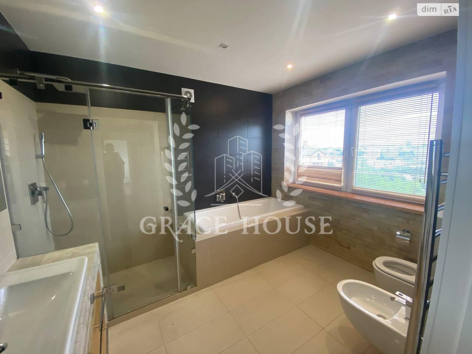 трехэтажный таунхаус без мебели, 300 кв. м, кирпич. Сдается помесячно в Киеве, в районе Соломенский фото 1